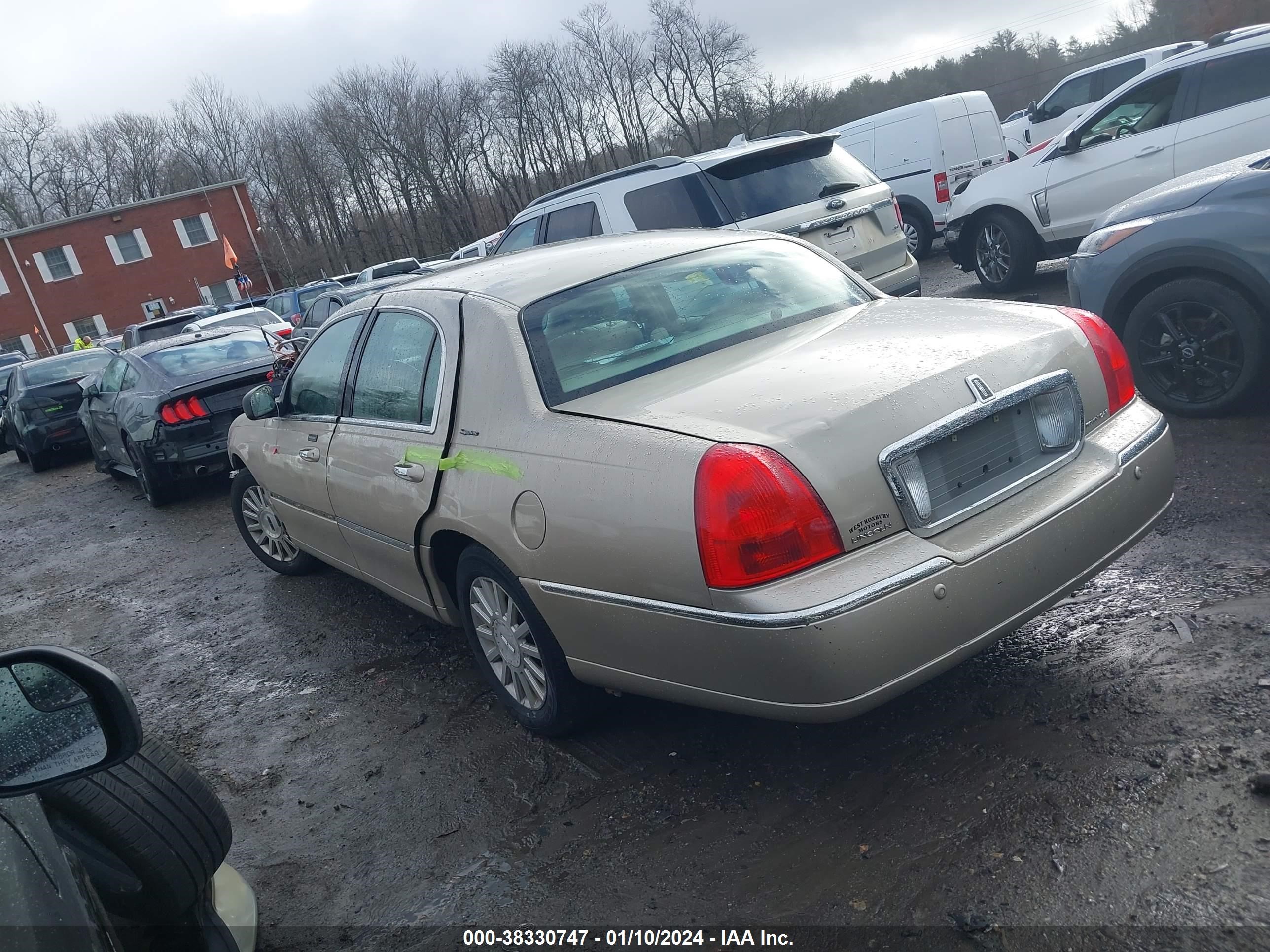 Photo 2 VIN: 1LNHM81WX4Y653821 - LINCOLN TOWN CAR 