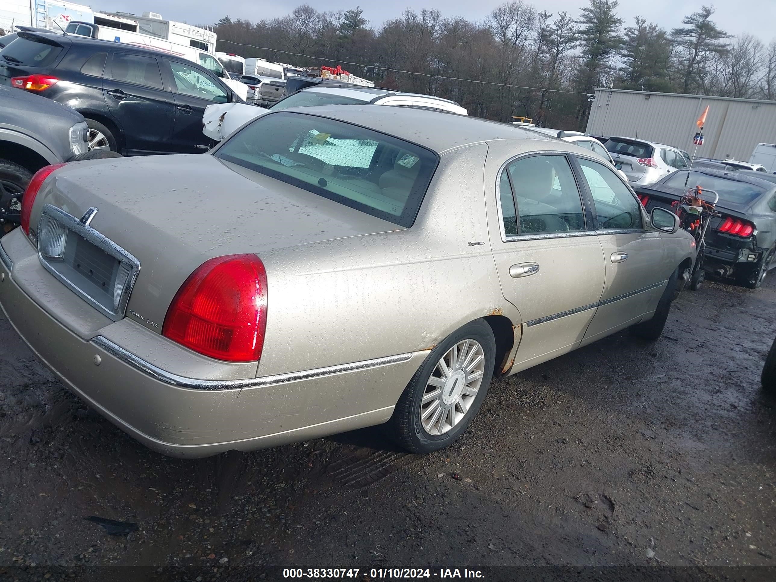 Photo 3 VIN: 1LNHM81WX4Y653821 - LINCOLN TOWN CAR 