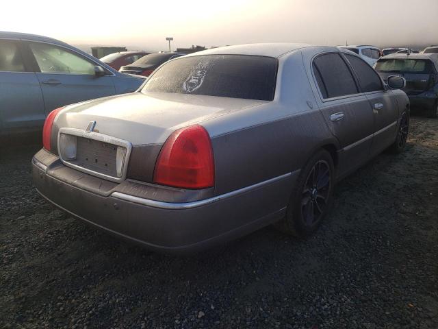 Photo 3 VIN: 1LNHM81WX4Y677911 - LINCOLN TOWNCAR 