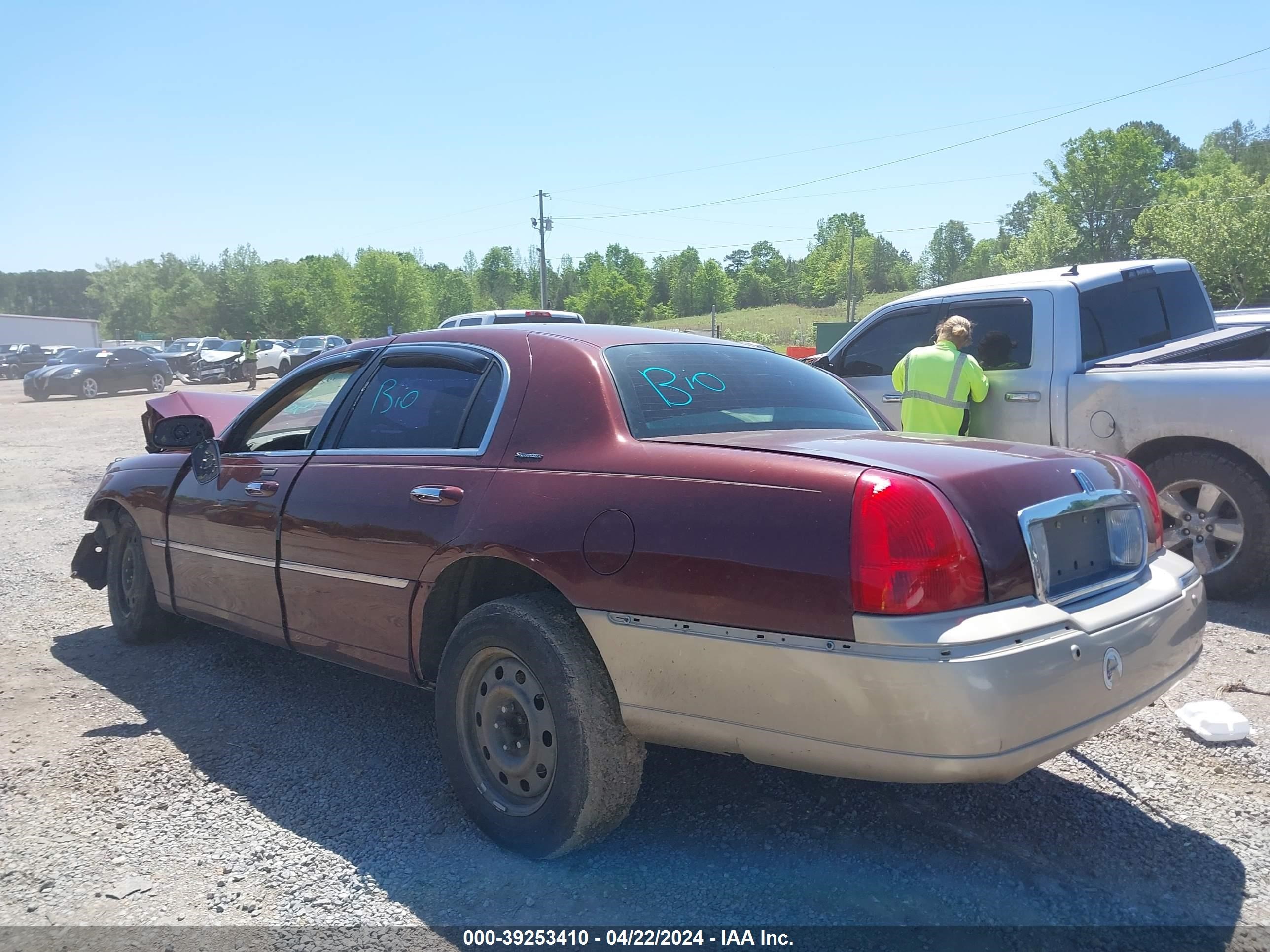 Photo 2 VIN: 1LNHM81WX4Y678489 - LINCOLN TOWN CAR 