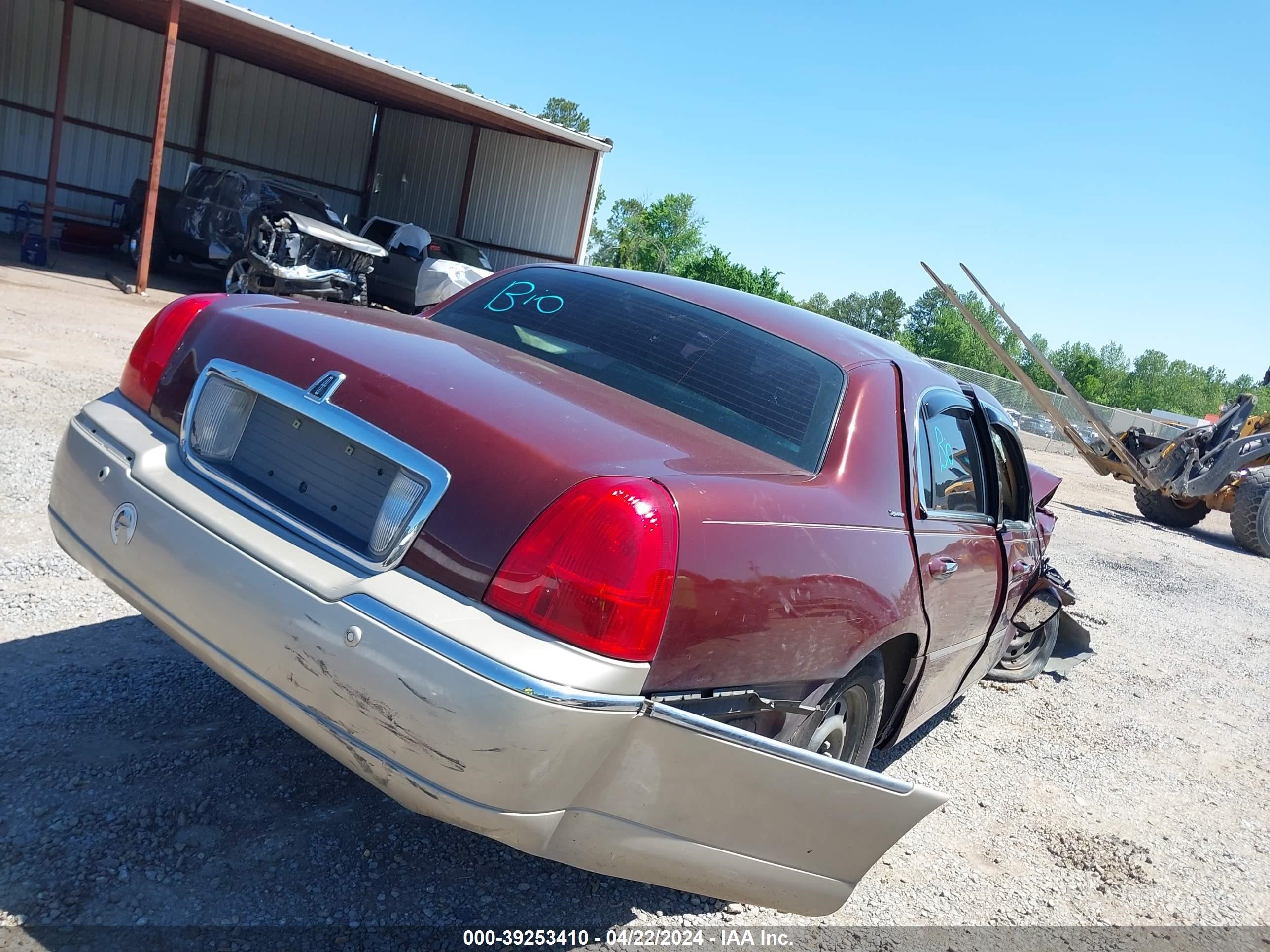 Photo 3 VIN: 1LNHM81WX4Y678489 - LINCOLN TOWN CAR 