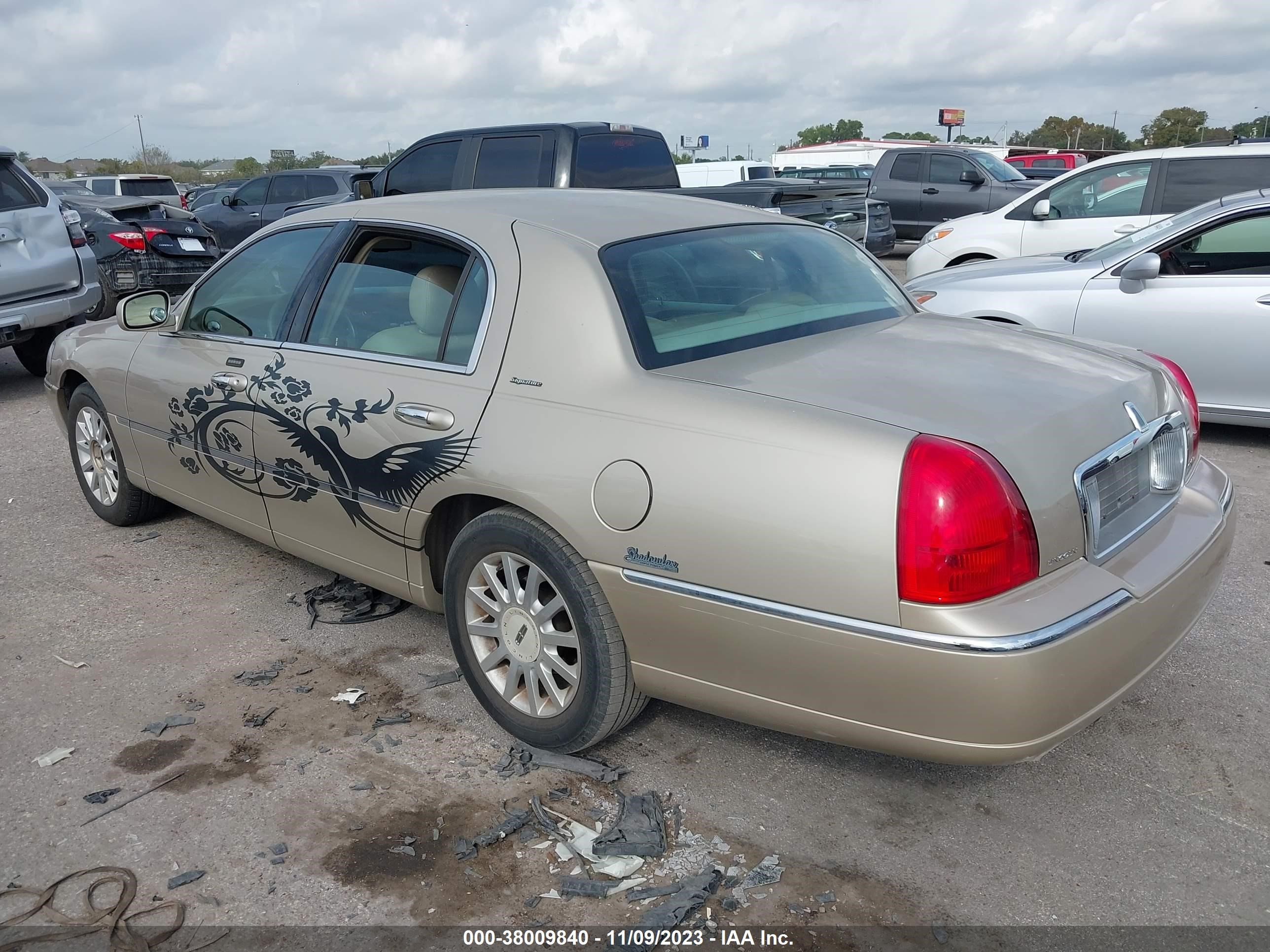 Photo 2 VIN: 1LNHM81WX6Y610776 - LINCOLN TOWN CAR 