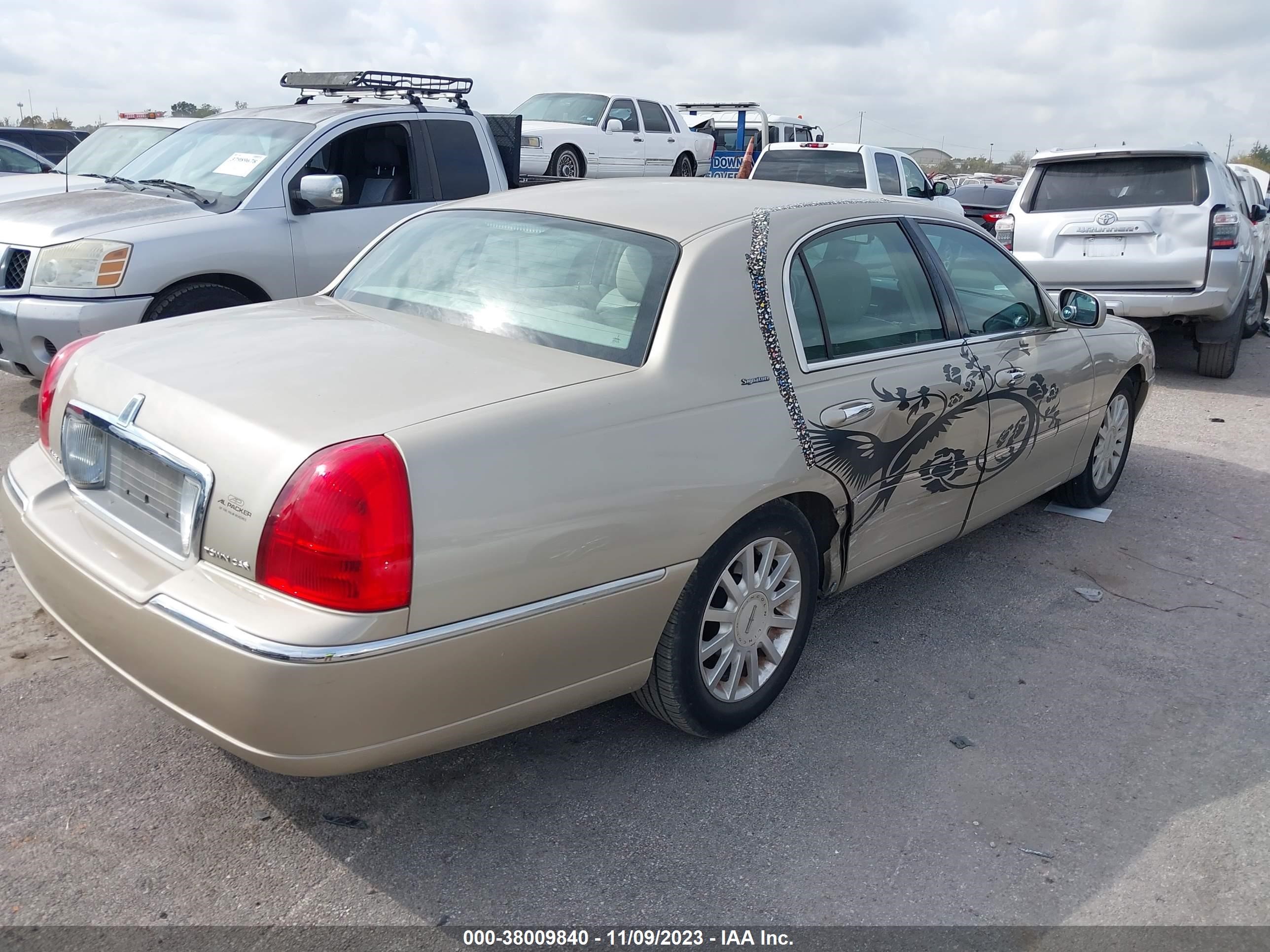 Photo 3 VIN: 1LNHM81WX6Y610776 - LINCOLN TOWN CAR 