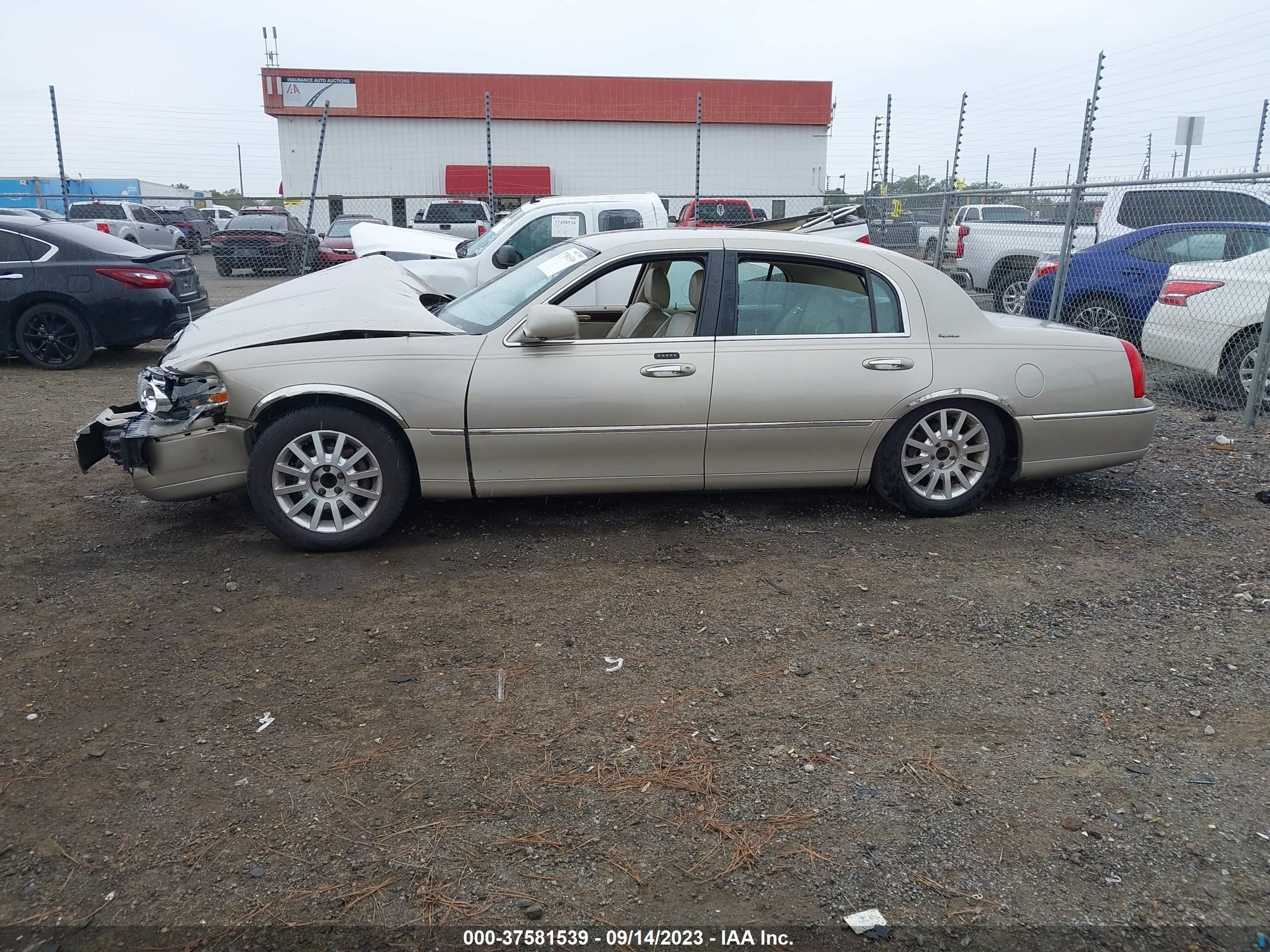 Photo 13 VIN: 1LNHM81WX7Y600685 - LINCOLN TOWN CAR 