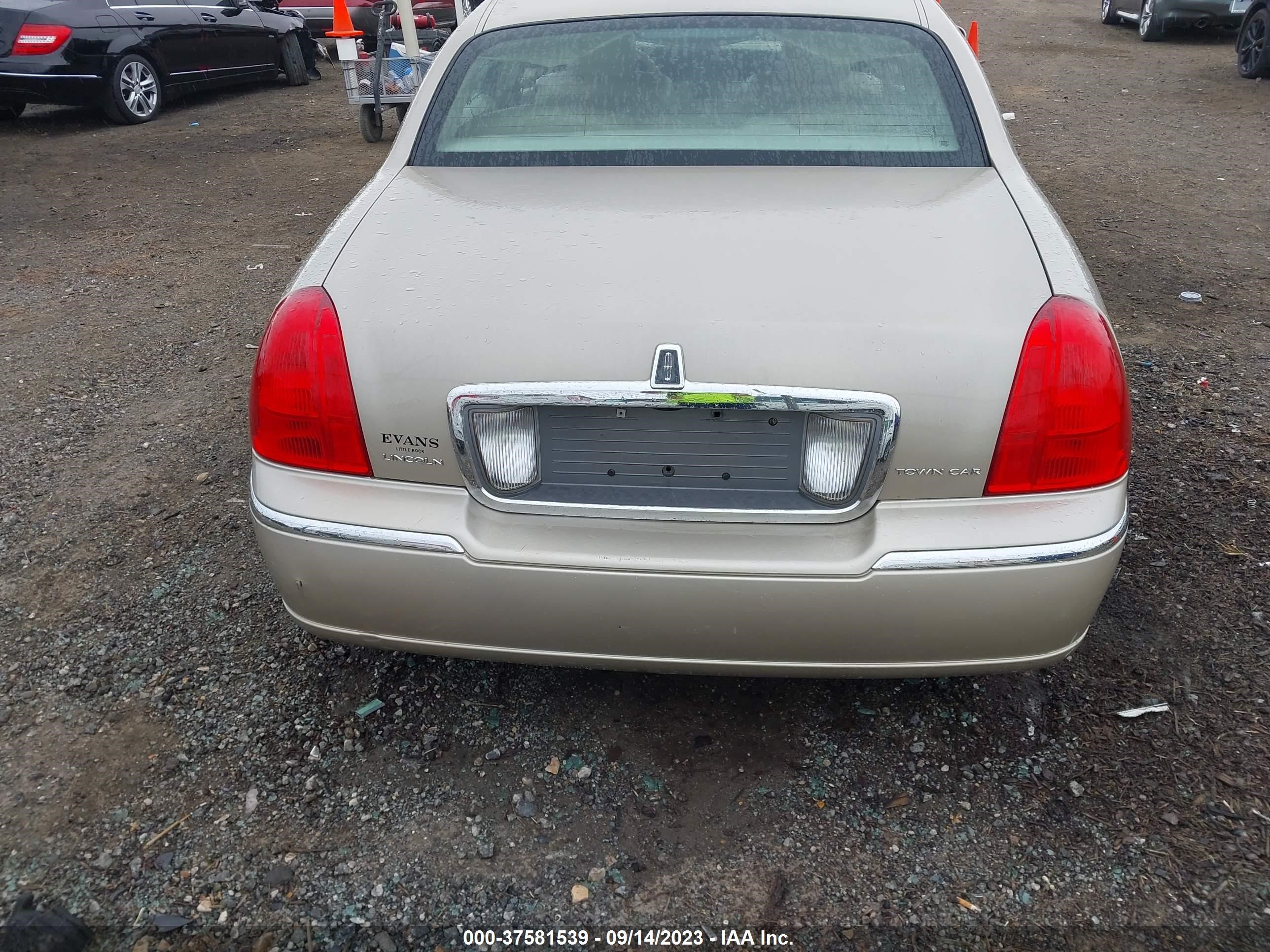 Photo 15 VIN: 1LNHM81WX7Y600685 - LINCOLN TOWN CAR 