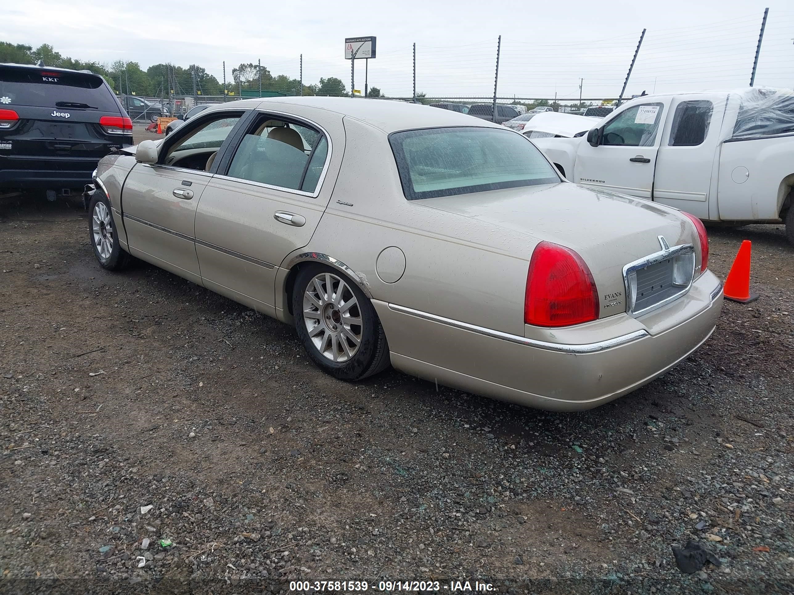 Photo 2 VIN: 1LNHM81WX7Y600685 - LINCOLN TOWN CAR 