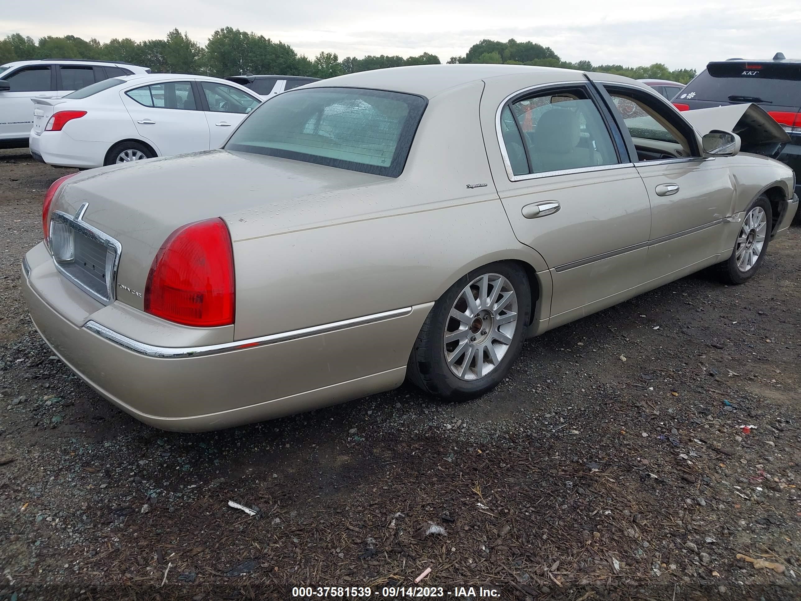 Photo 3 VIN: 1LNHM81WX7Y600685 - LINCOLN TOWN CAR 