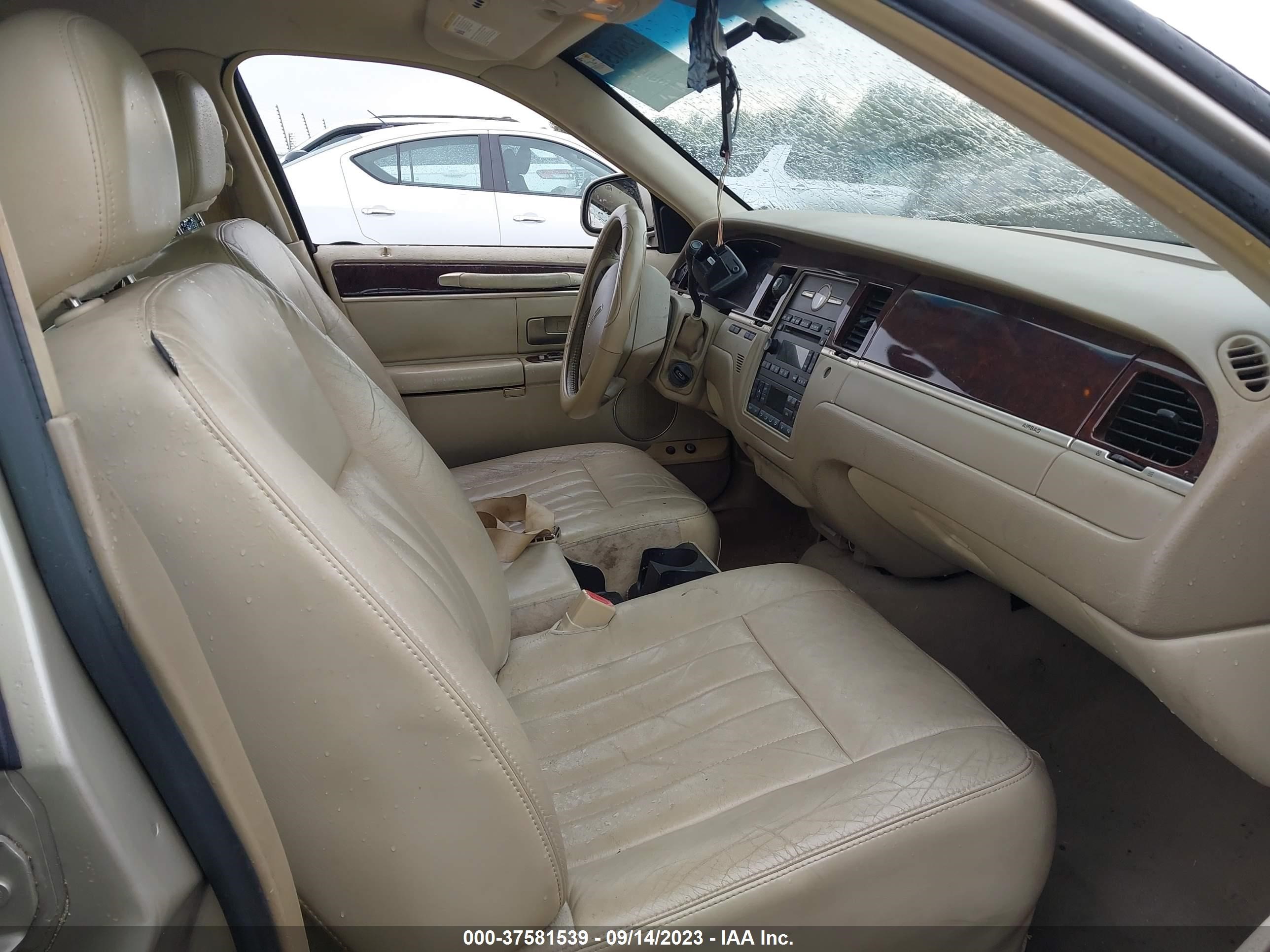 Photo 4 VIN: 1LNHM81WX7Y600685 - LINCOLN TOWN CAR 