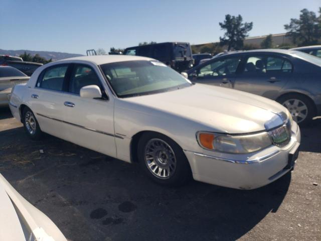 Photo 3 VIN: 1LNHM81WXYY837100 - LINCOLN TOWNCAR 