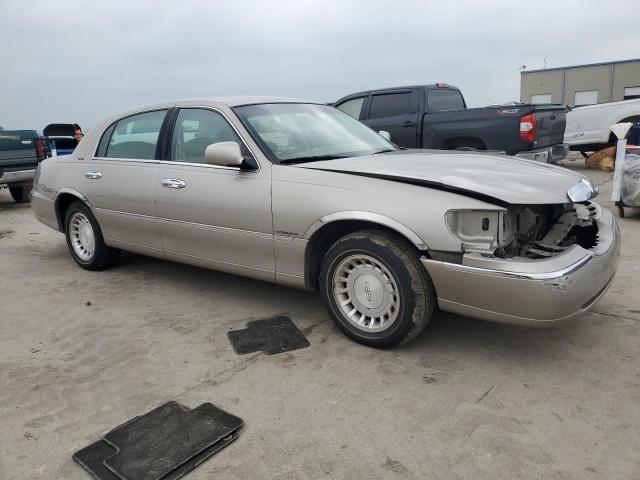 Photo 3 VIN: 1LNHM81WXYY935575 - LINCOLN TOWNCAR 