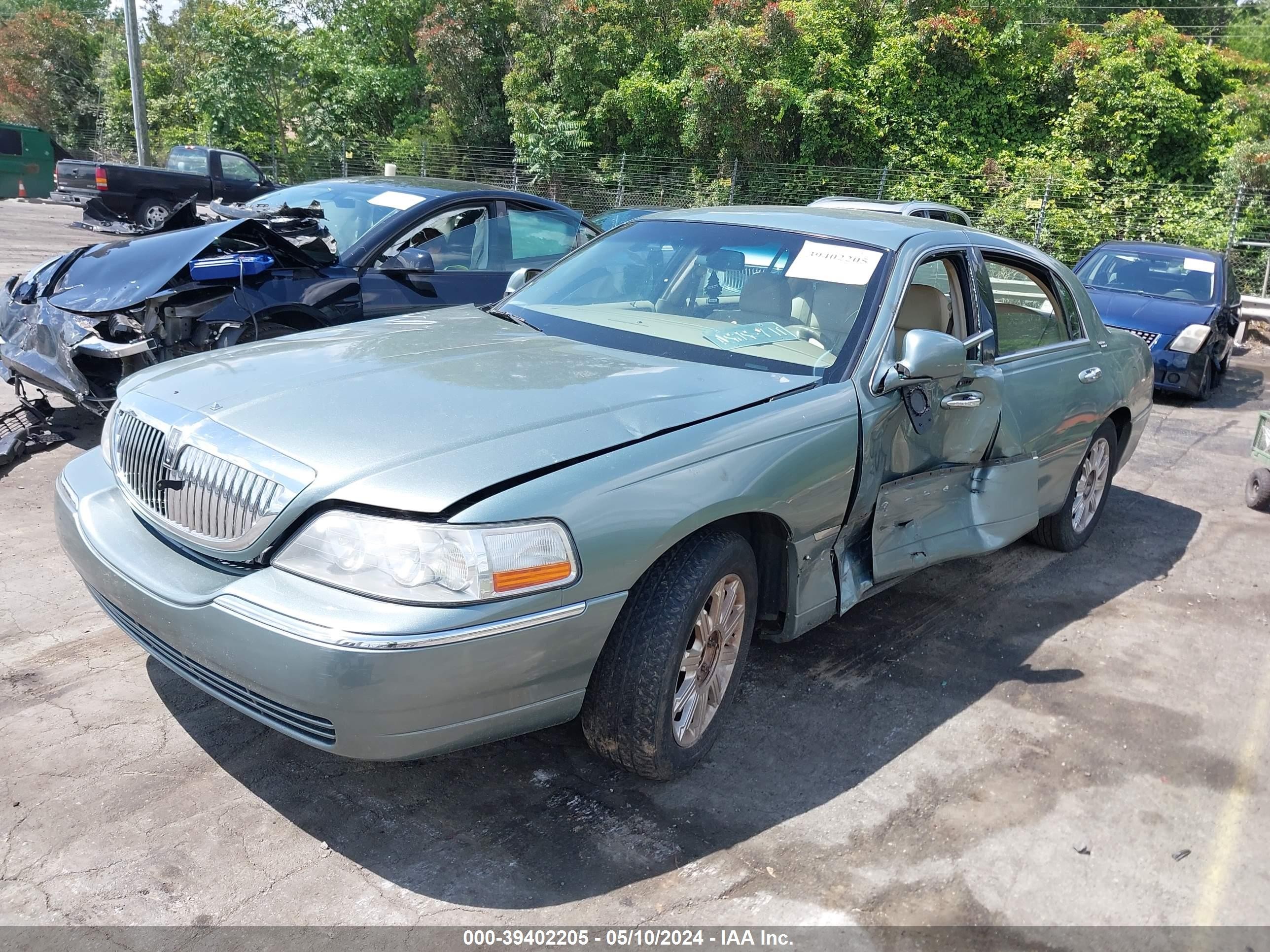 Photo 1 VIN: 1LNHM82V06Y611375 - LINCOLN TOWN CAR 