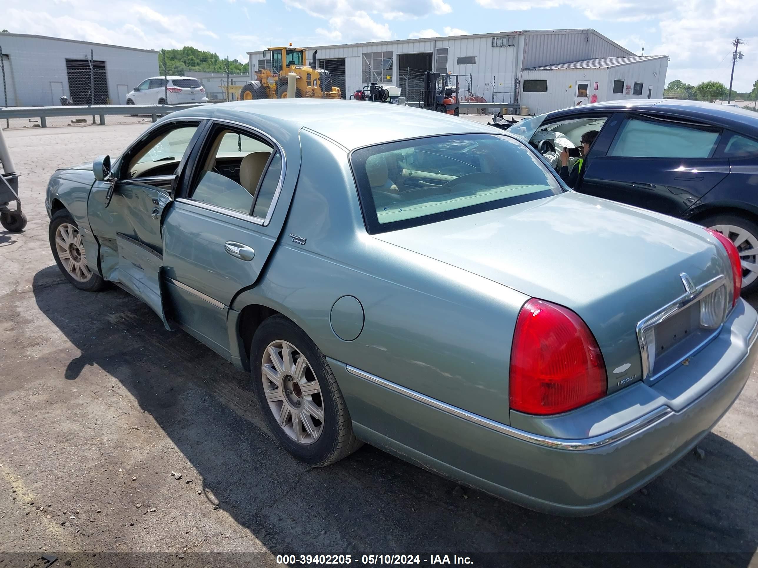 Photo 2 VIN: 1LNHM82V06Y611375 - LINCOLN TOWN CAR 