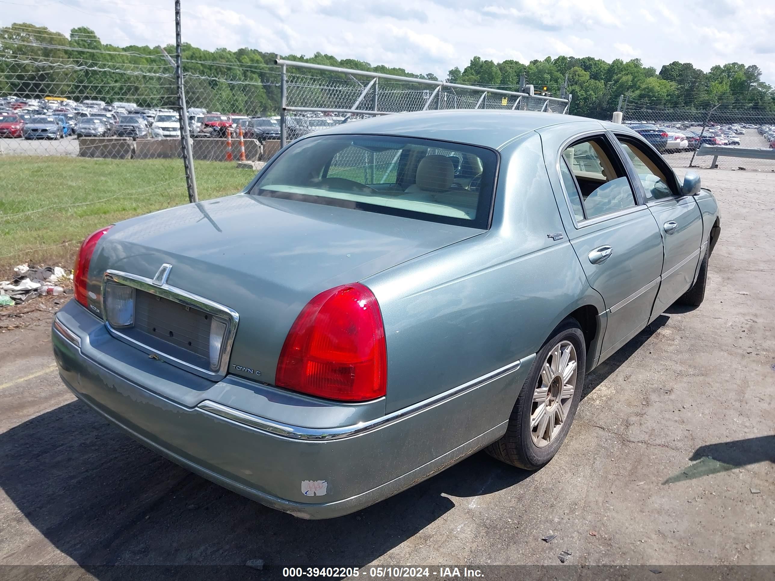 Photo 3 VIN: 1LNHM82V06Y611375 - LINCOLN TOWN CAR 