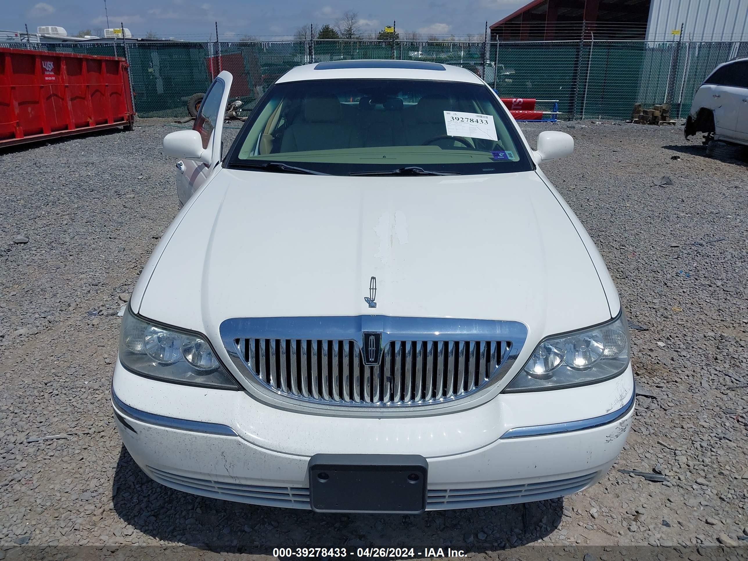 Photo 12 VIN: 1LNHM82V16Y643025 - LINCOLN TOWN CAR 