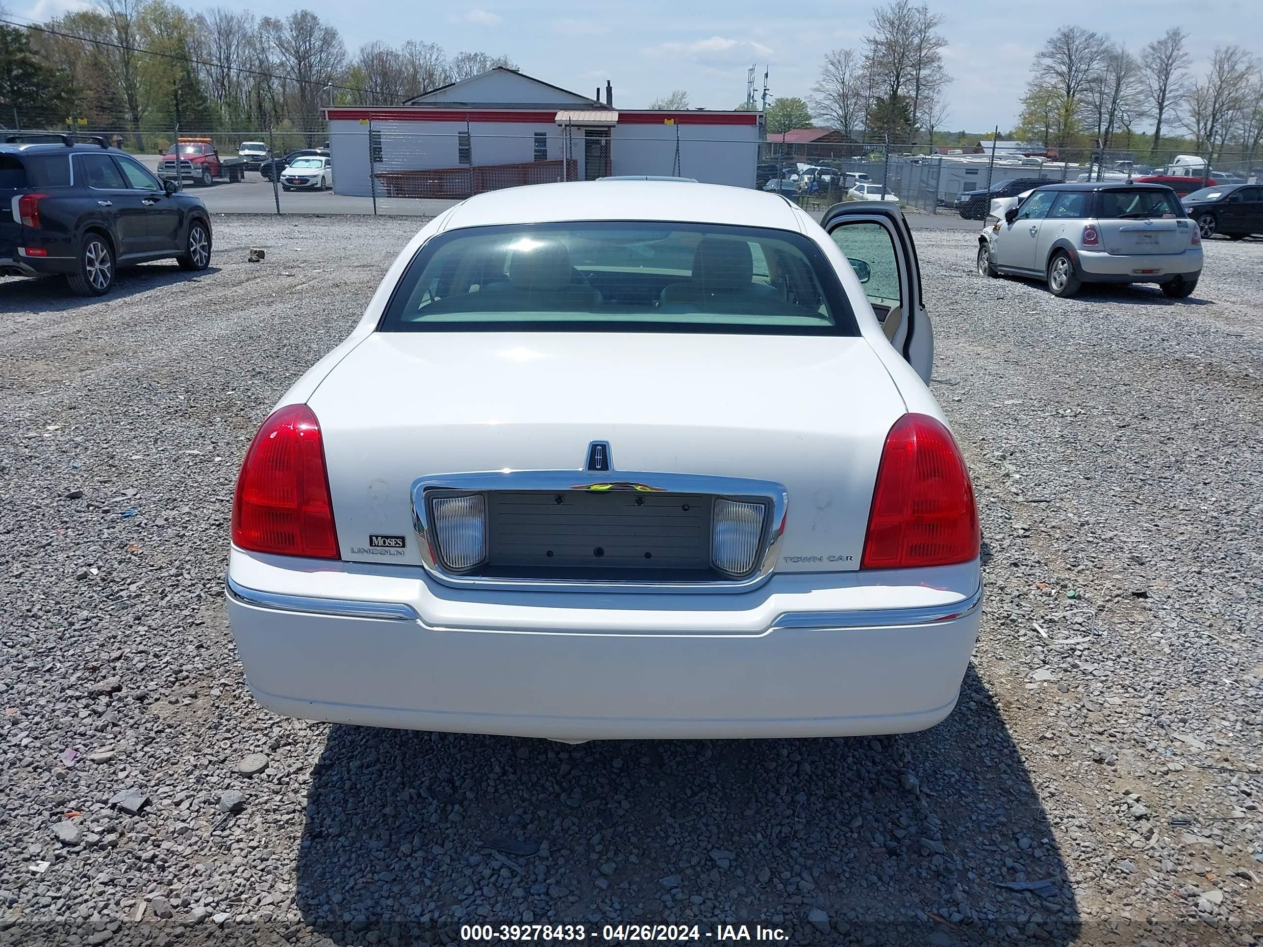 Photo 16 VIN: 1LNHM82V16Y643025 - LINCOLN TOWN CAR 