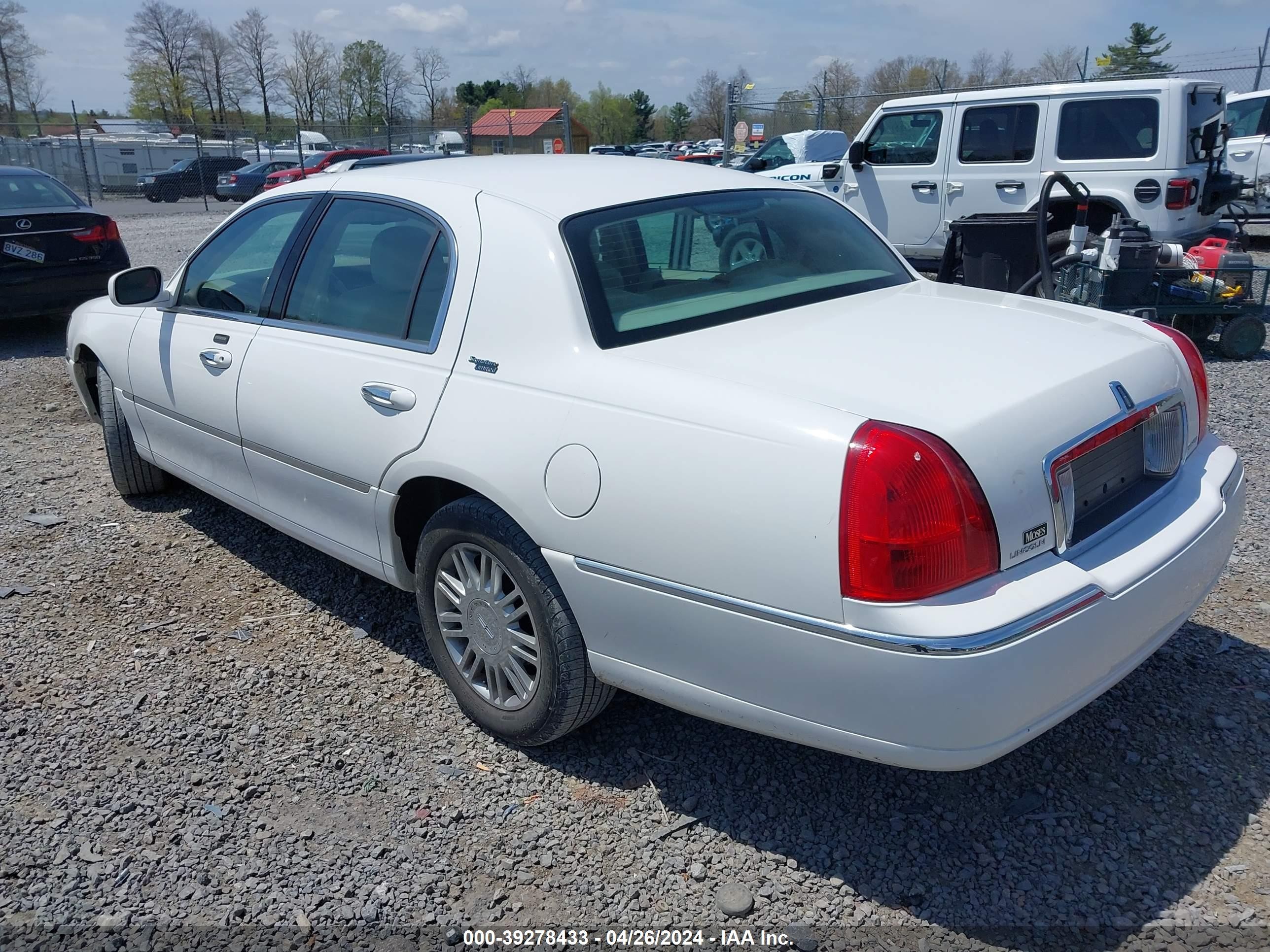 Photo 2 VIN: 1LNHM82V16Y643025 - LINCOLN TOWN CAR 