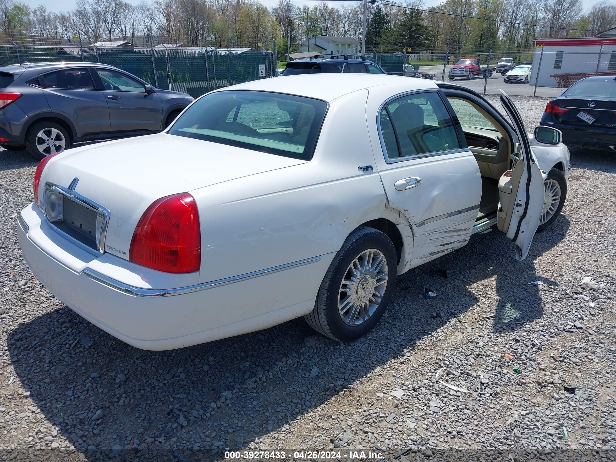 Photo 3 VIN: 1LNHM82V16Y643025 - LINCOLN TOWN CAR 