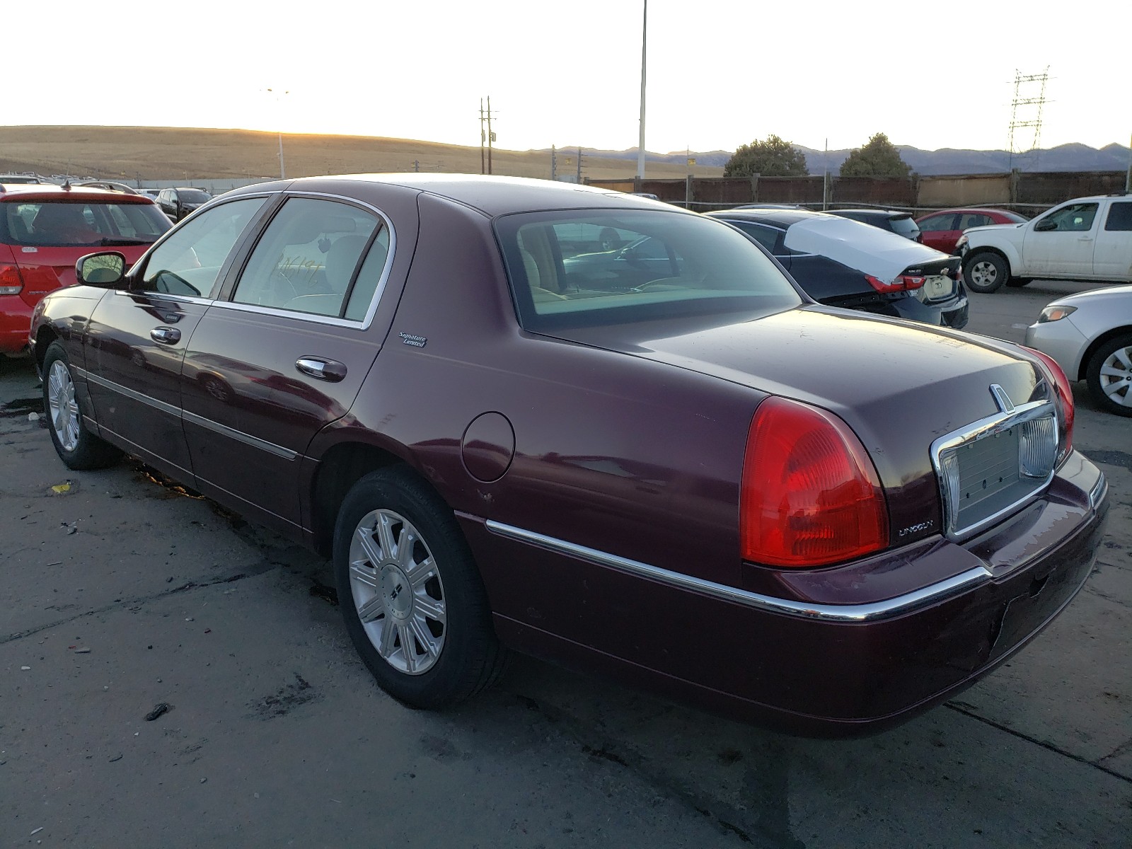 Photo 2 VIN: 1LNHM82V27Y609600 - LINCOLN TOWN CAR S 