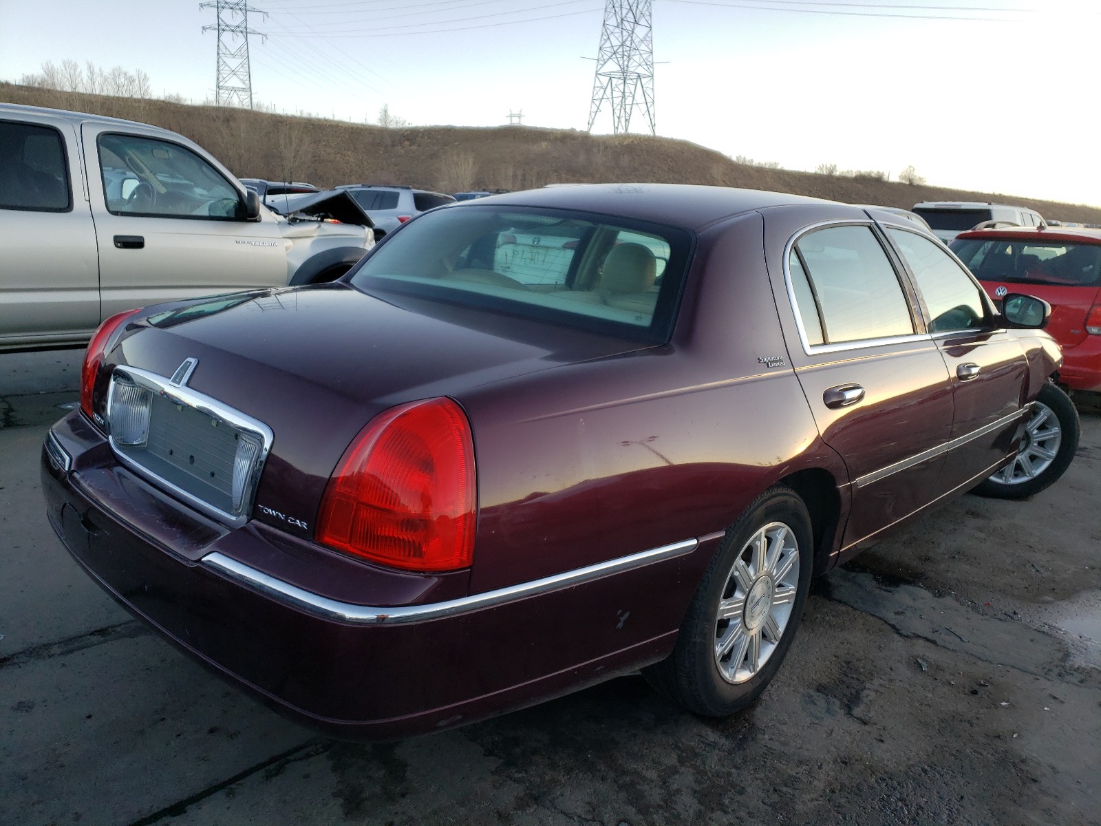 Photo 3 VIN: 1LNHM82V27Y609600 - LINCOLN TOWN CAR S 