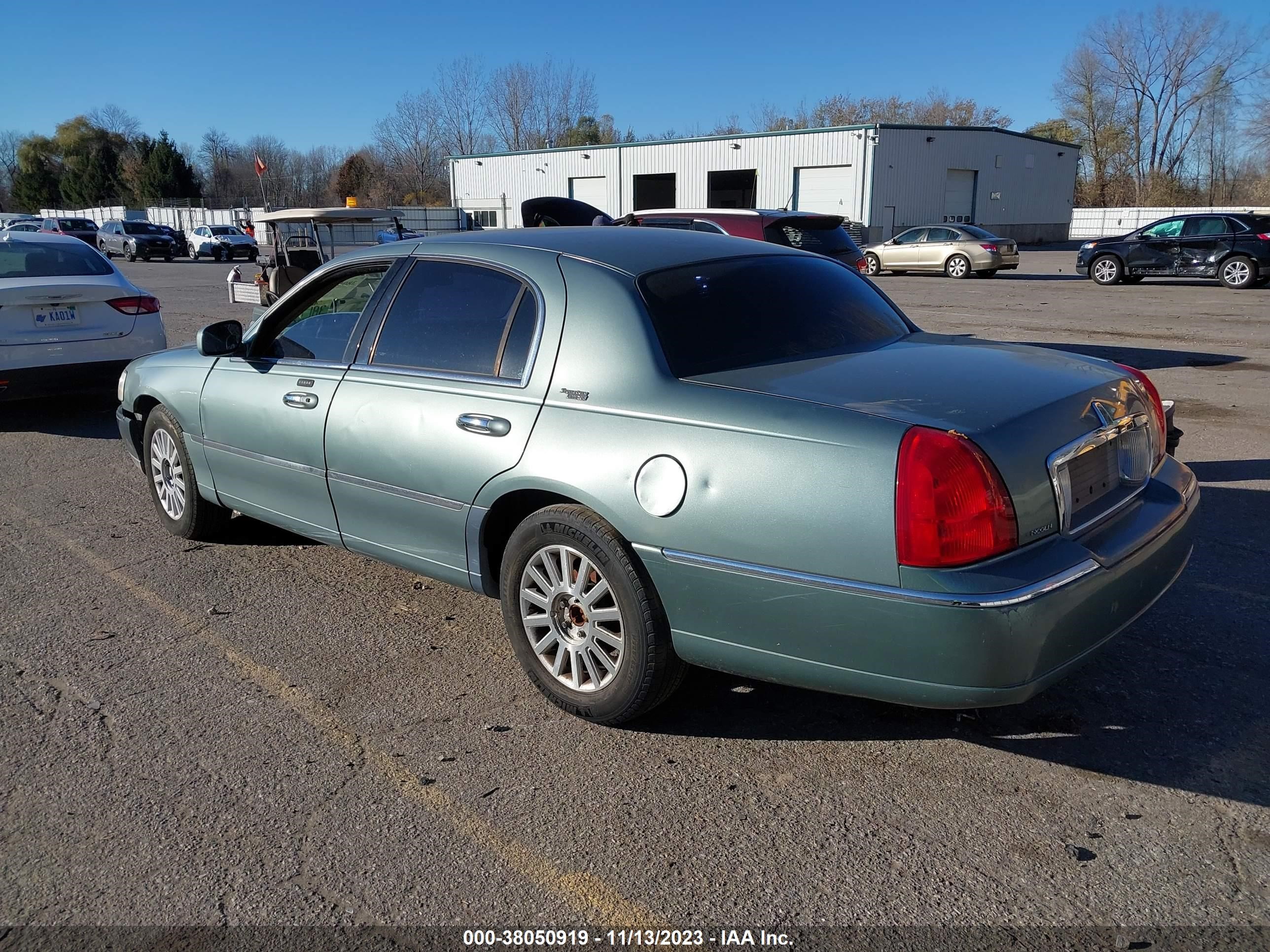 Photo 2 VIN: 1LNHM82V56Y613476 - LINCOLN TOWN CAR 