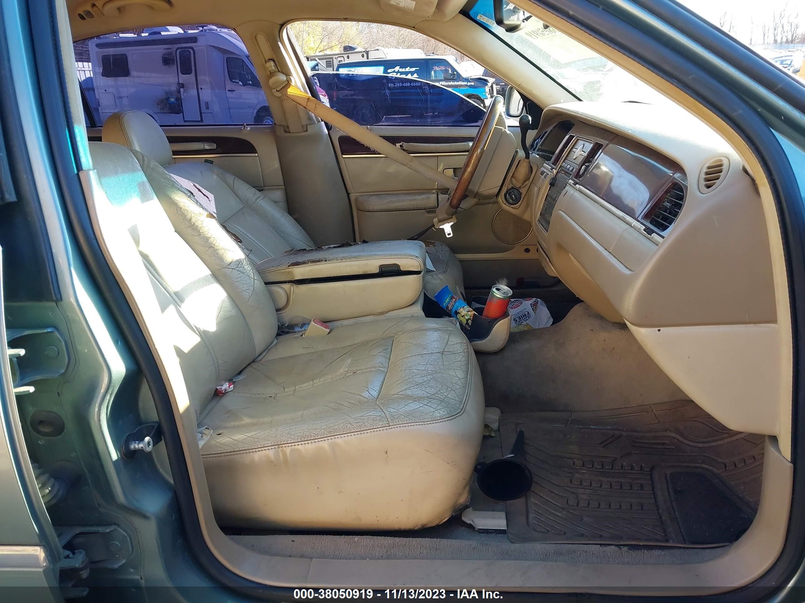 Photo 4 VIN: 1LNHM82V56Y613476 - LINCOLN TOWN CAR 