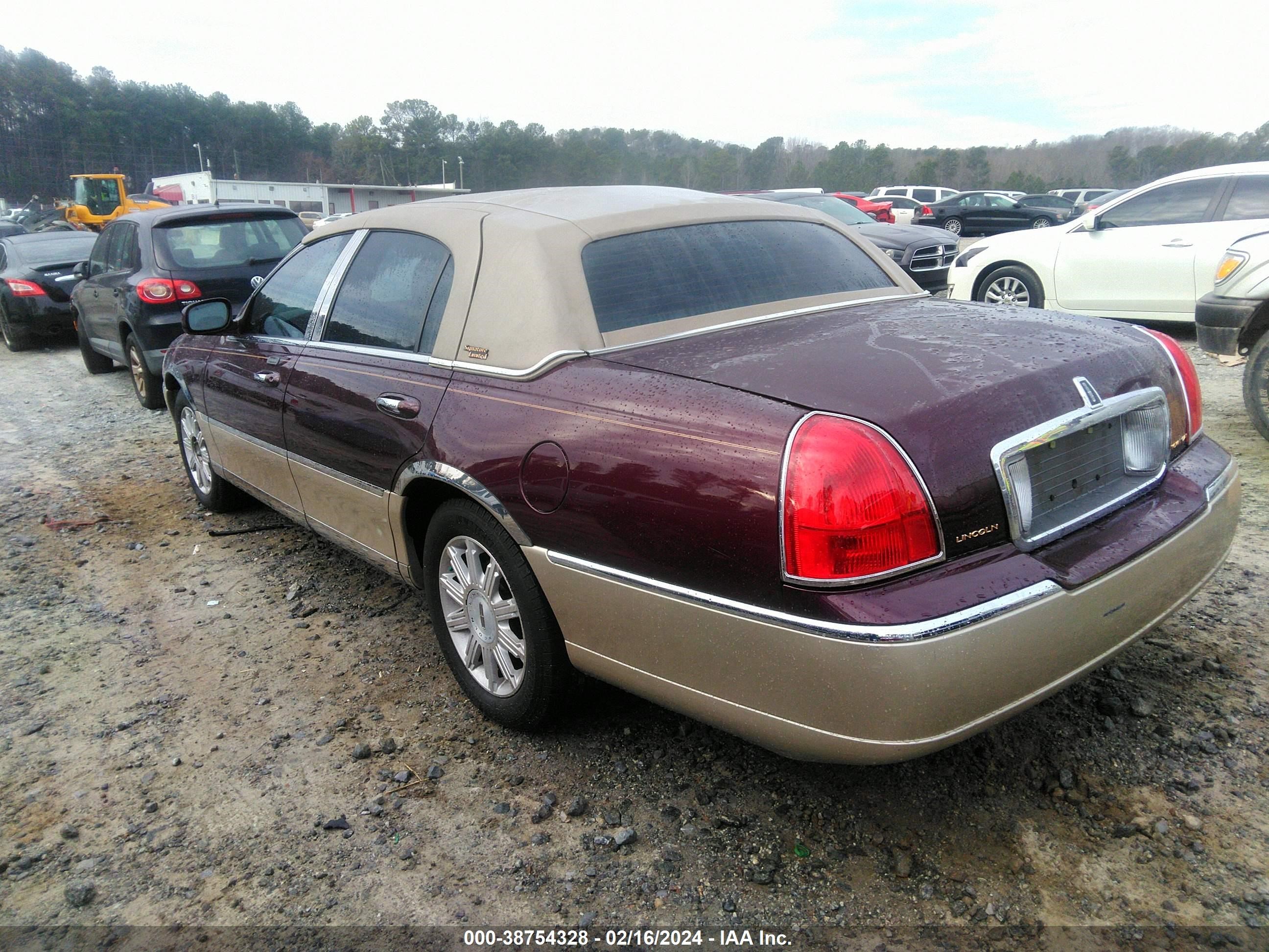 Photo 2 VIN: 1LNHM82V57Y616797 - LINCOLN TOWN CAR 