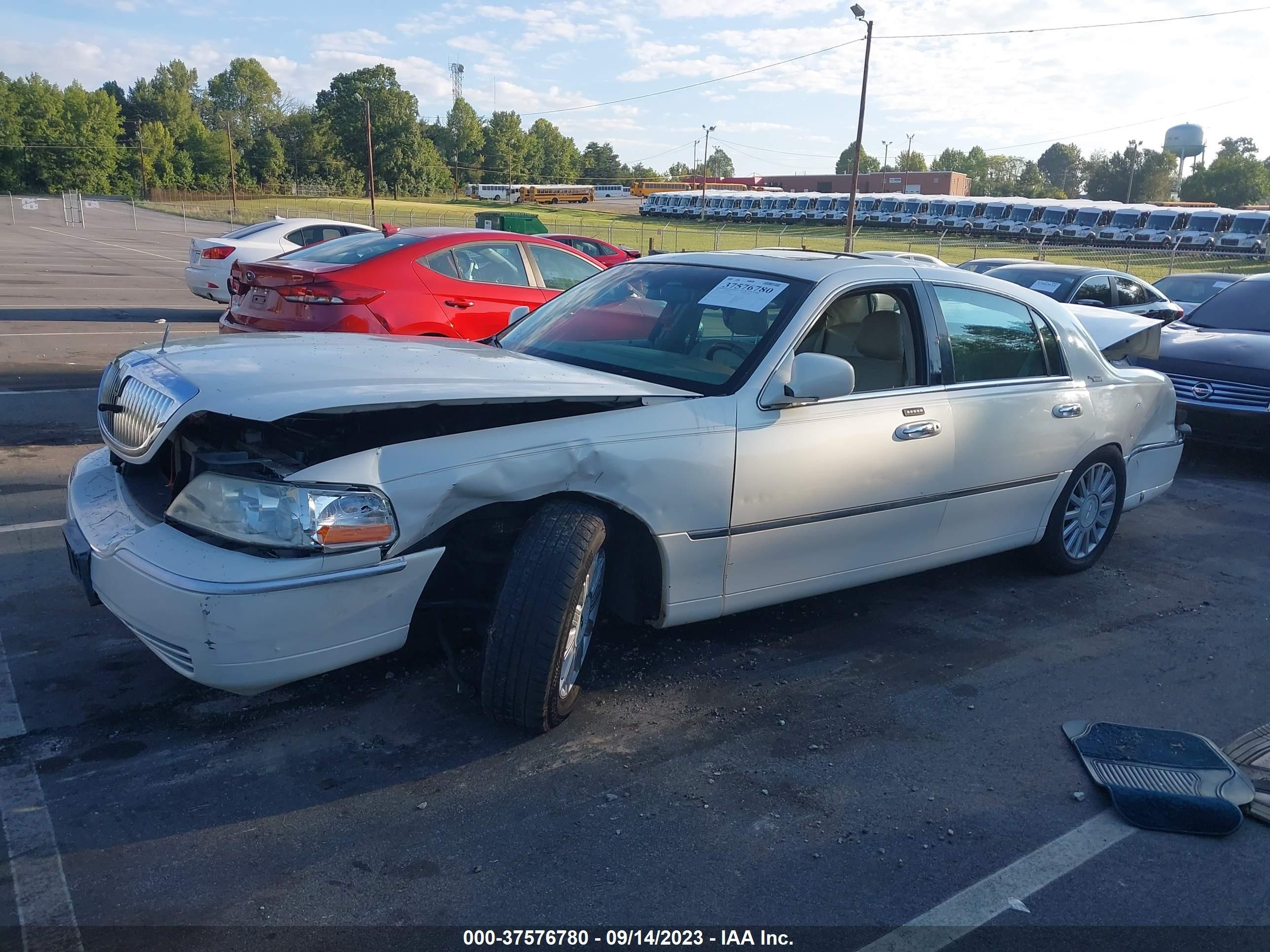 Photo 1 VIN: 1LNHM82V57Y626701 - LINCOLN TOWN CAR 