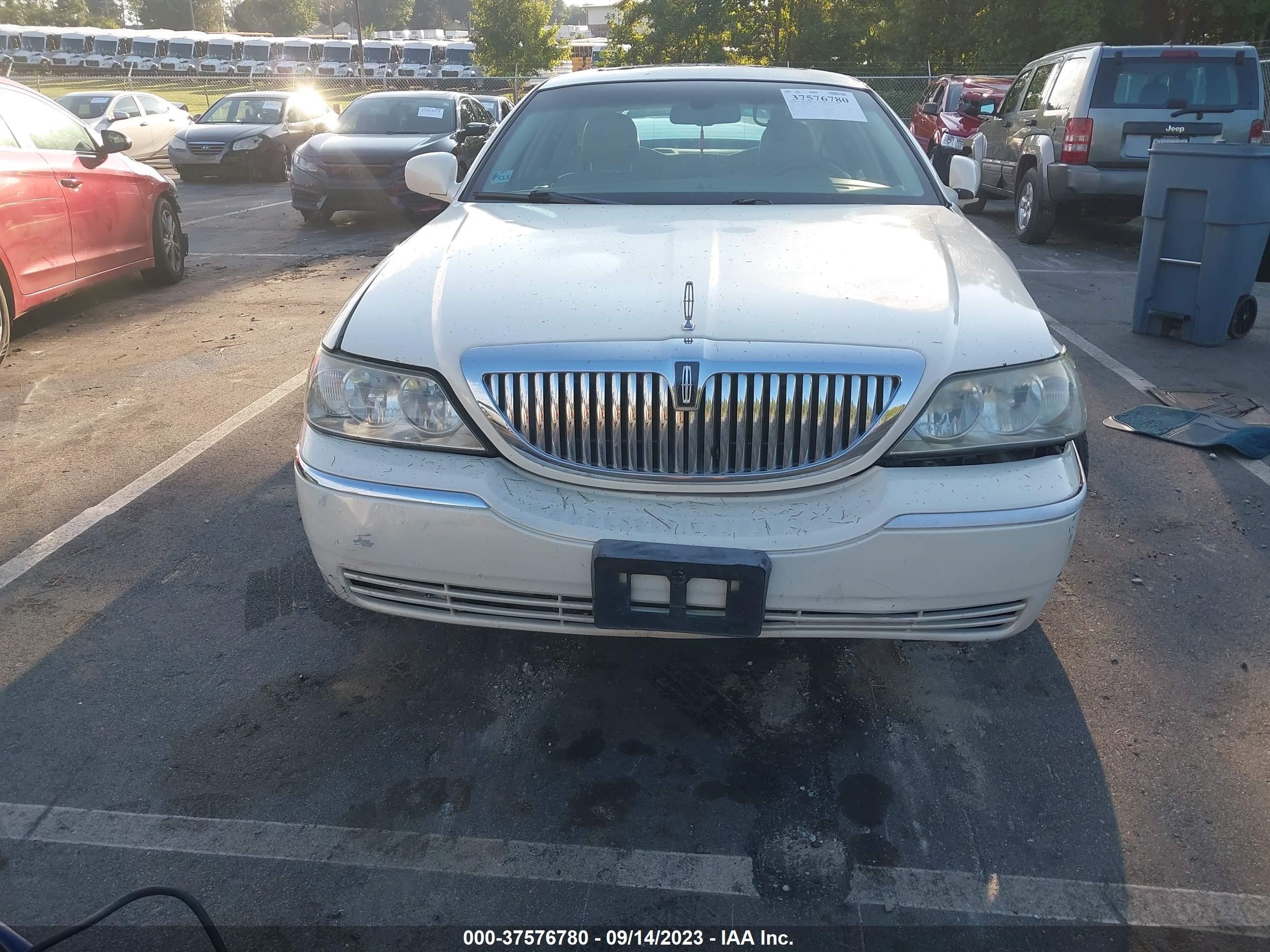 Photo 11 VIN: 1LNHM82V57Y626701 - LINCOLN TOWN CAR 