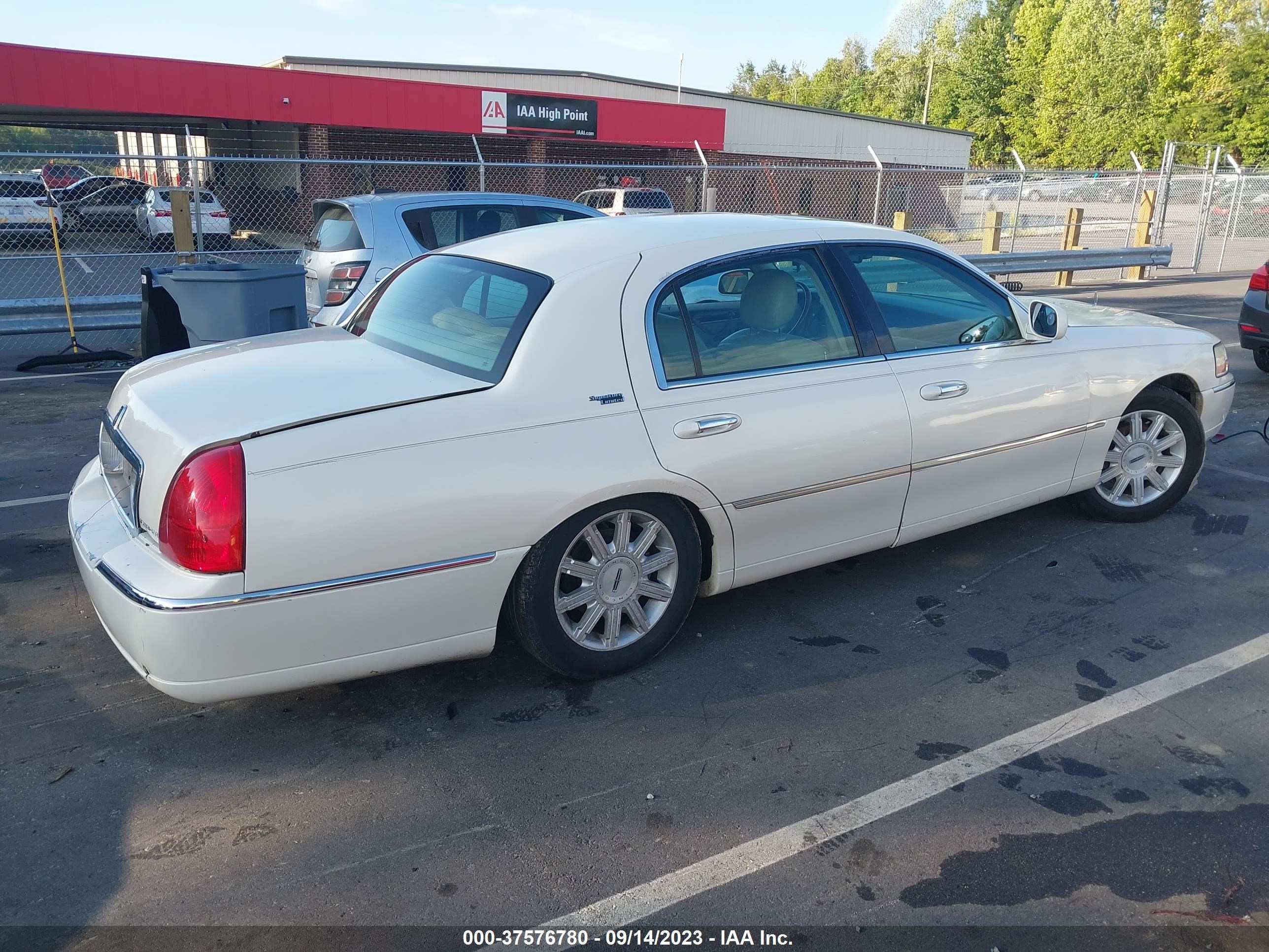 Photo 3 VIN: 1LNHM82V57Y626701 - LINCOLN TOWN CAR 