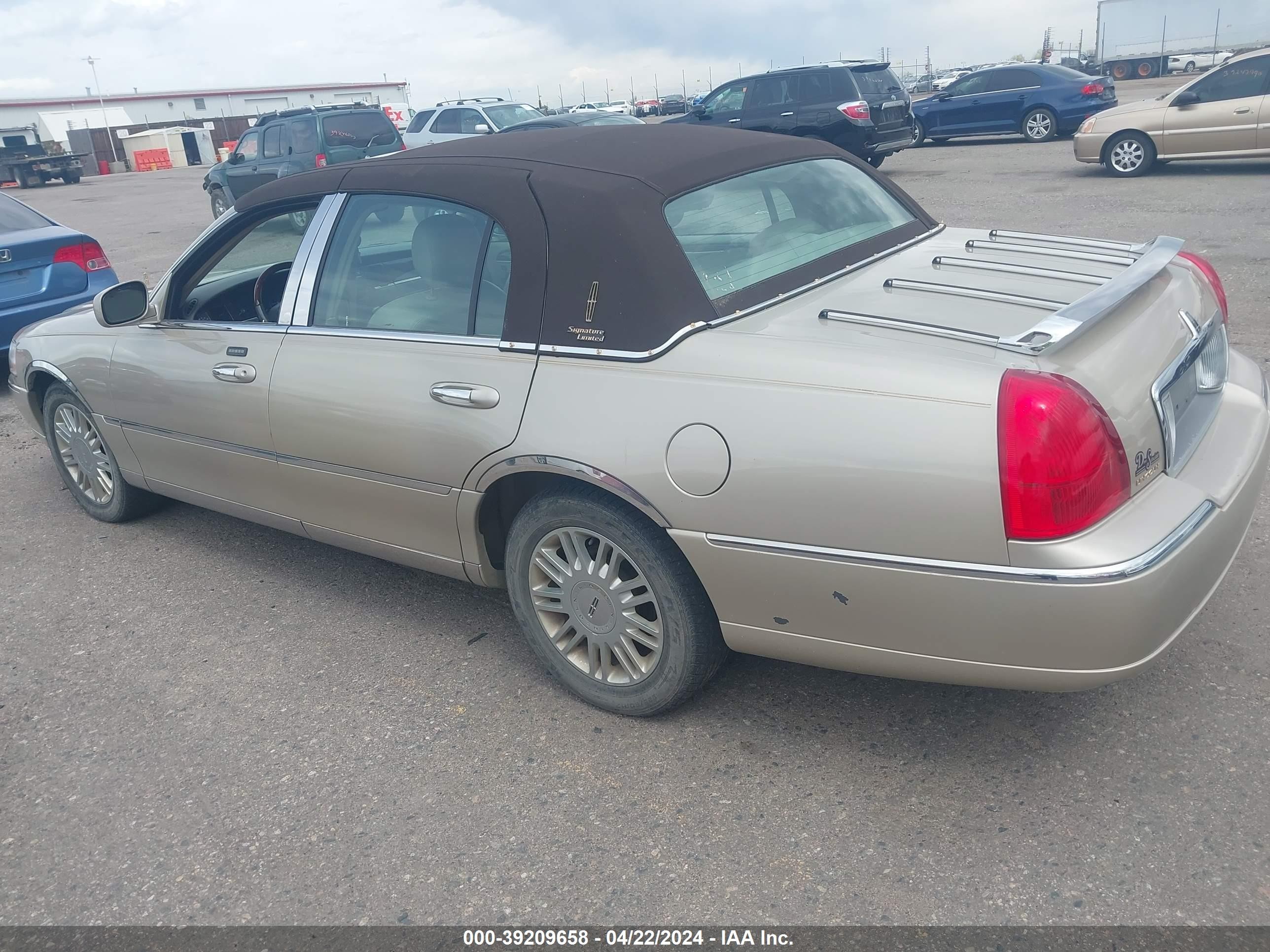 Photo 2 VIN: 1LNHM82V67Y605937 - LINCOLN TOWN CAR 