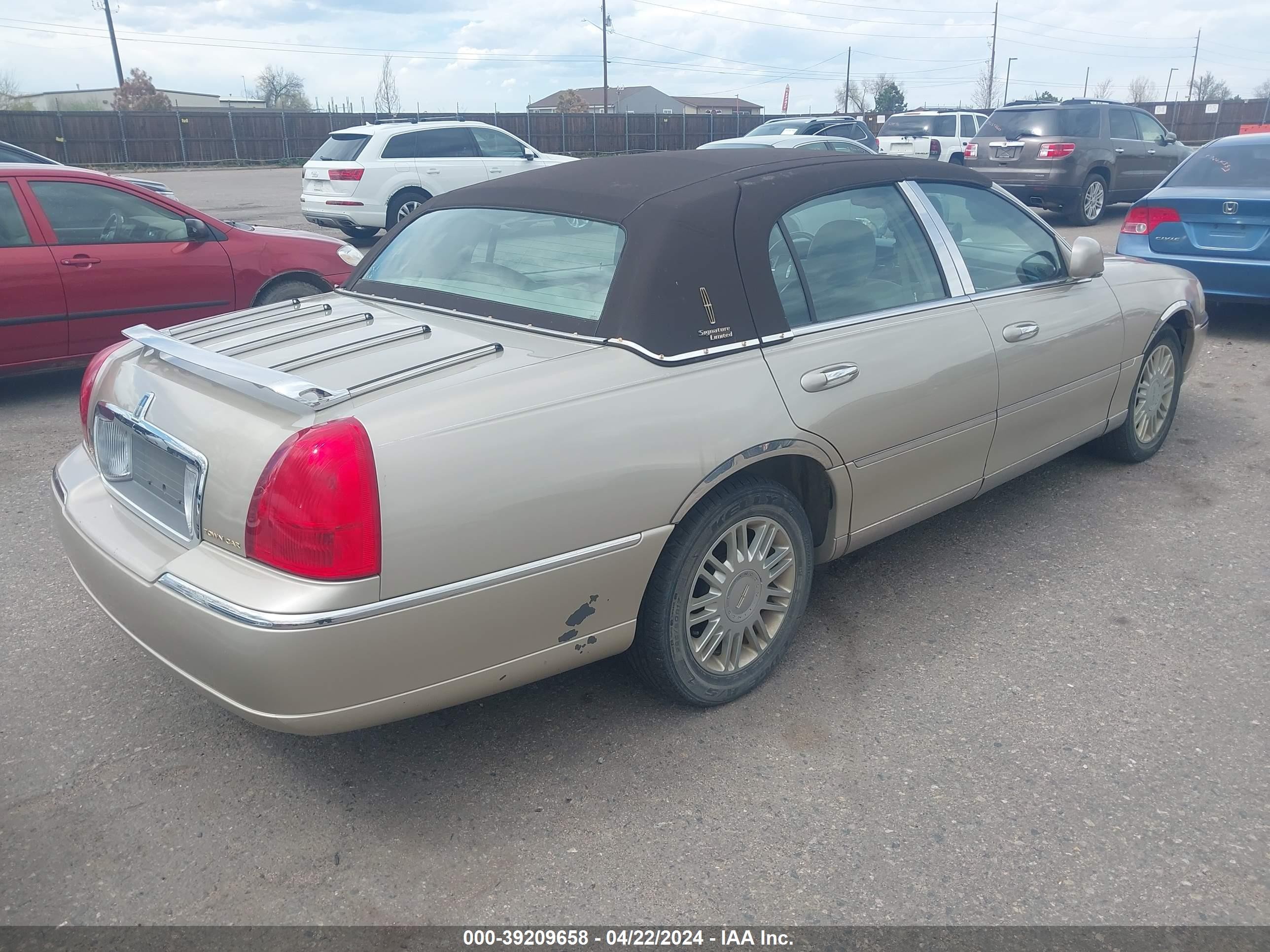 Photo 3 VIN: 1LNHM82V67Y605937 - LINCOLN TOWN CAR 