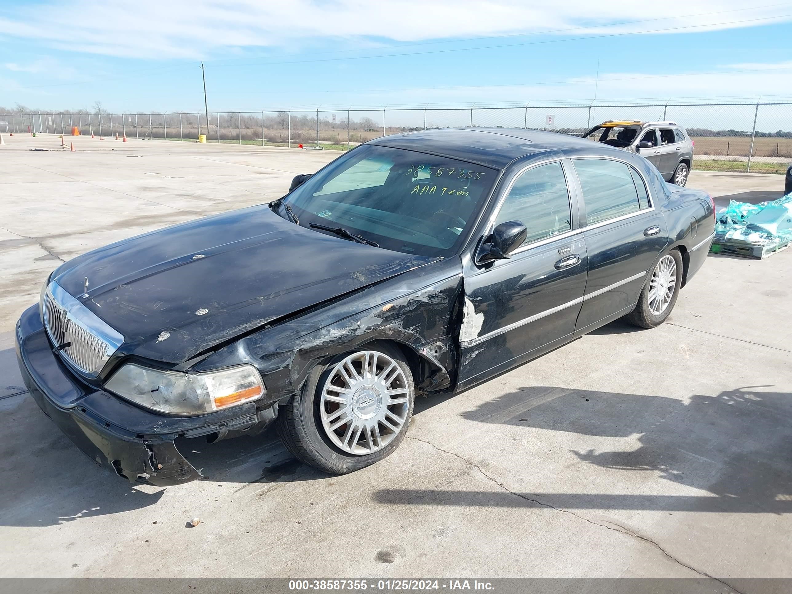 Photo 1 VIN: 1LNHM82V67Y617277 - LINCOLN TOWN CAR 