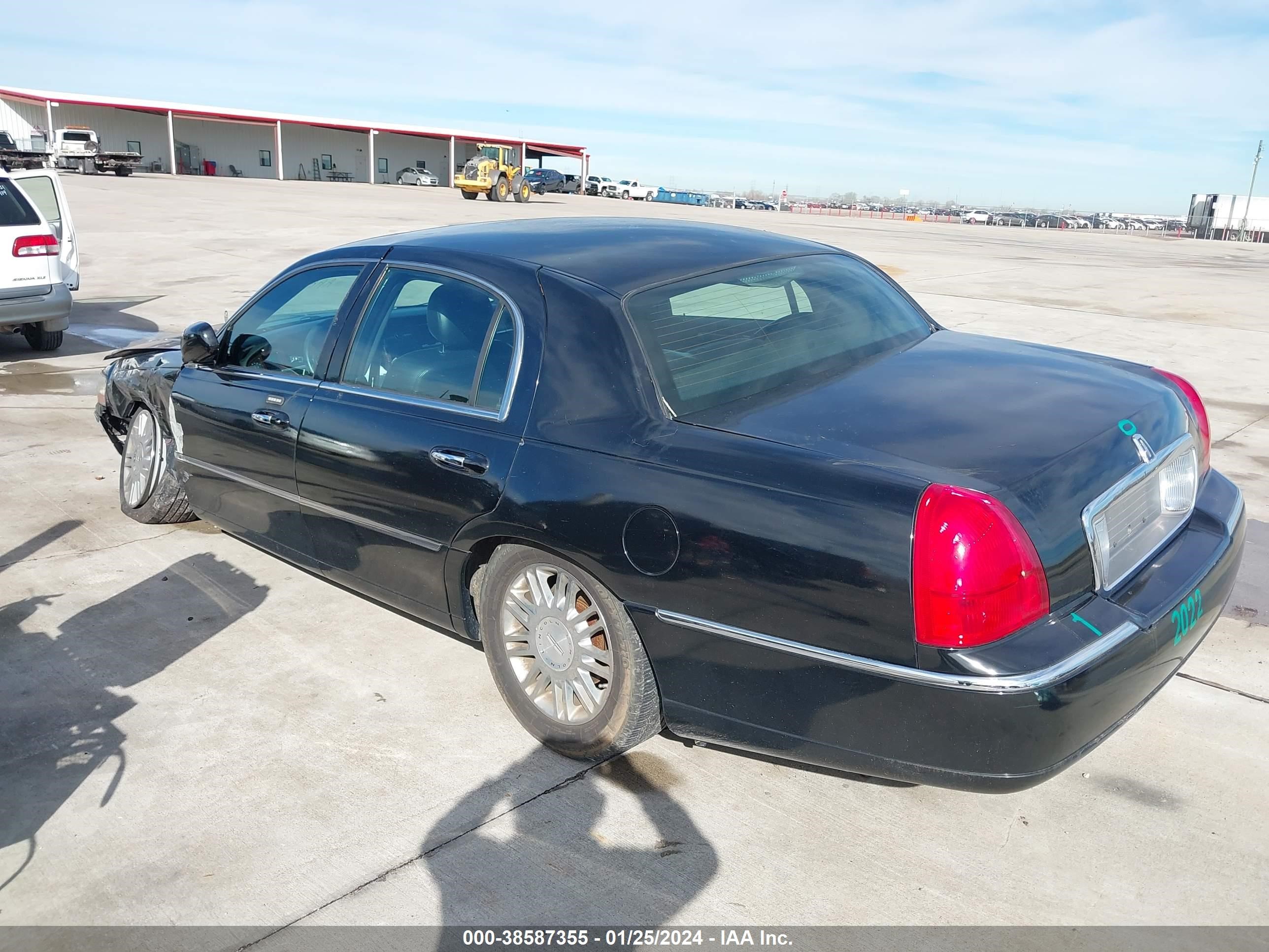 Photo 2 VIN: 1LNHM82V67Y617277 - LINCOLN TOWN CAR 