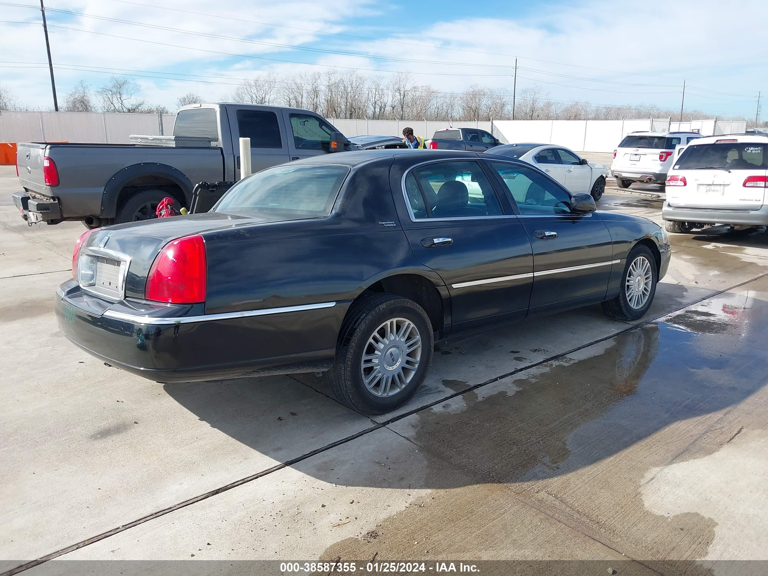 Photo 3 VIN: 1LNHM82V67Y617277 - LINCOLN TOWN CAR 