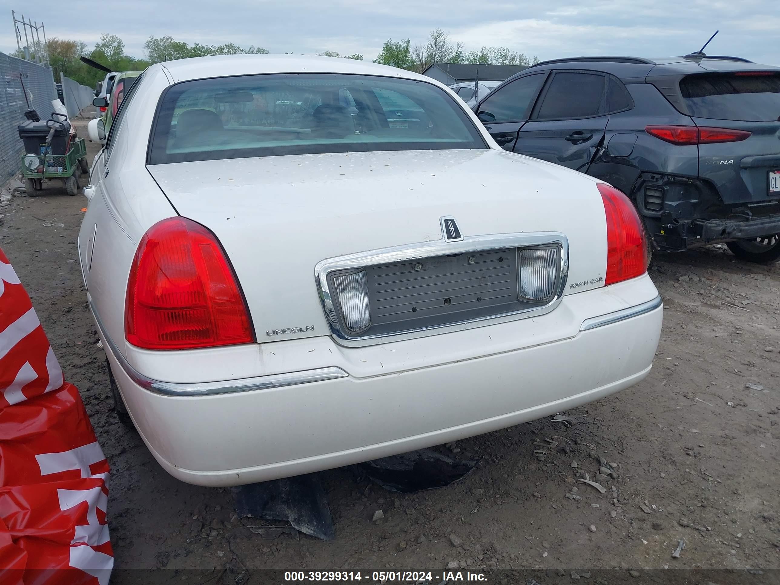 Photo 15 VIN: 1LNHM82V76Y624320 - LINCOLN TOWN CAR 