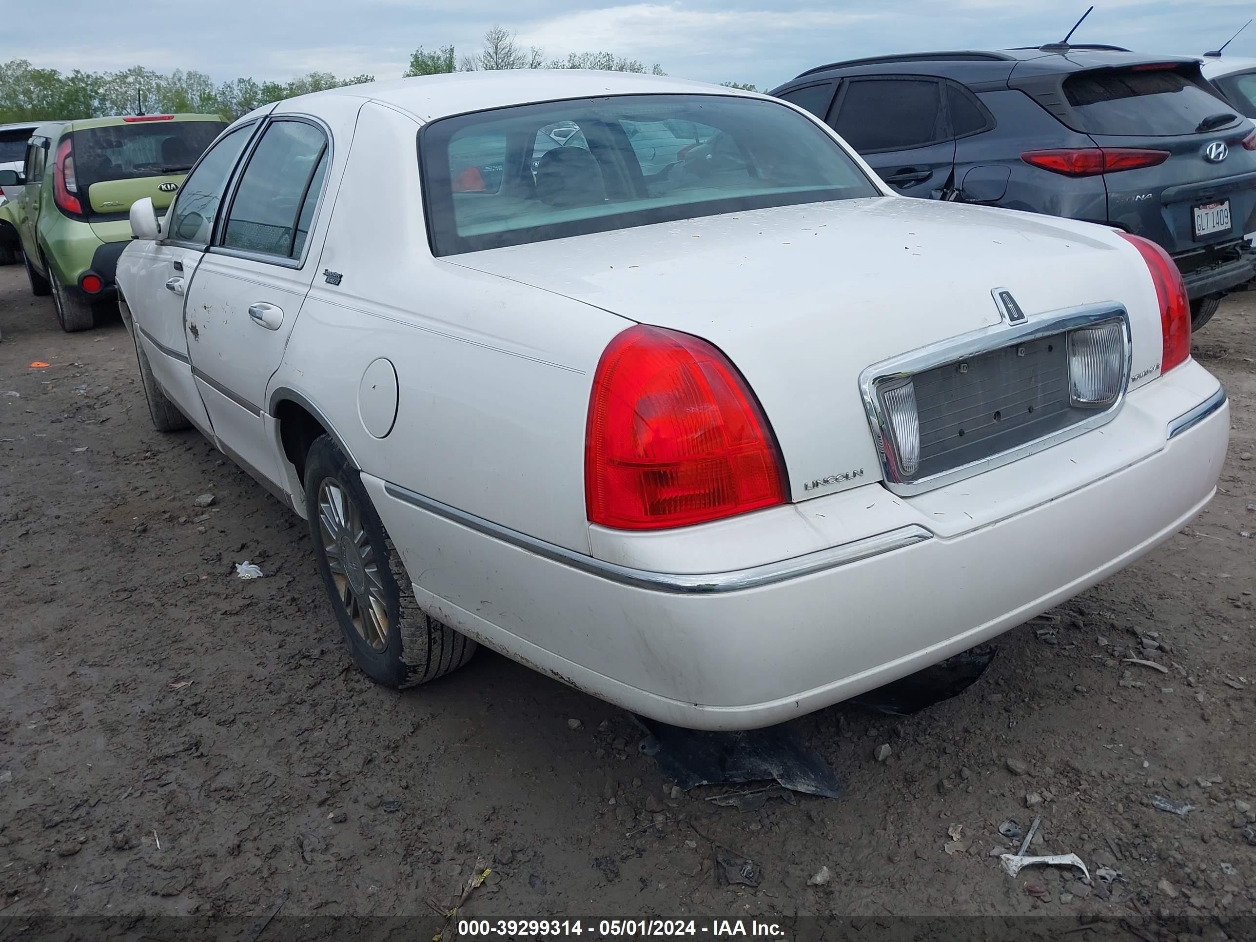 Photo 2 VIN: 1LNHM82V76Y624320 - LINCOLN TOWN CAR 