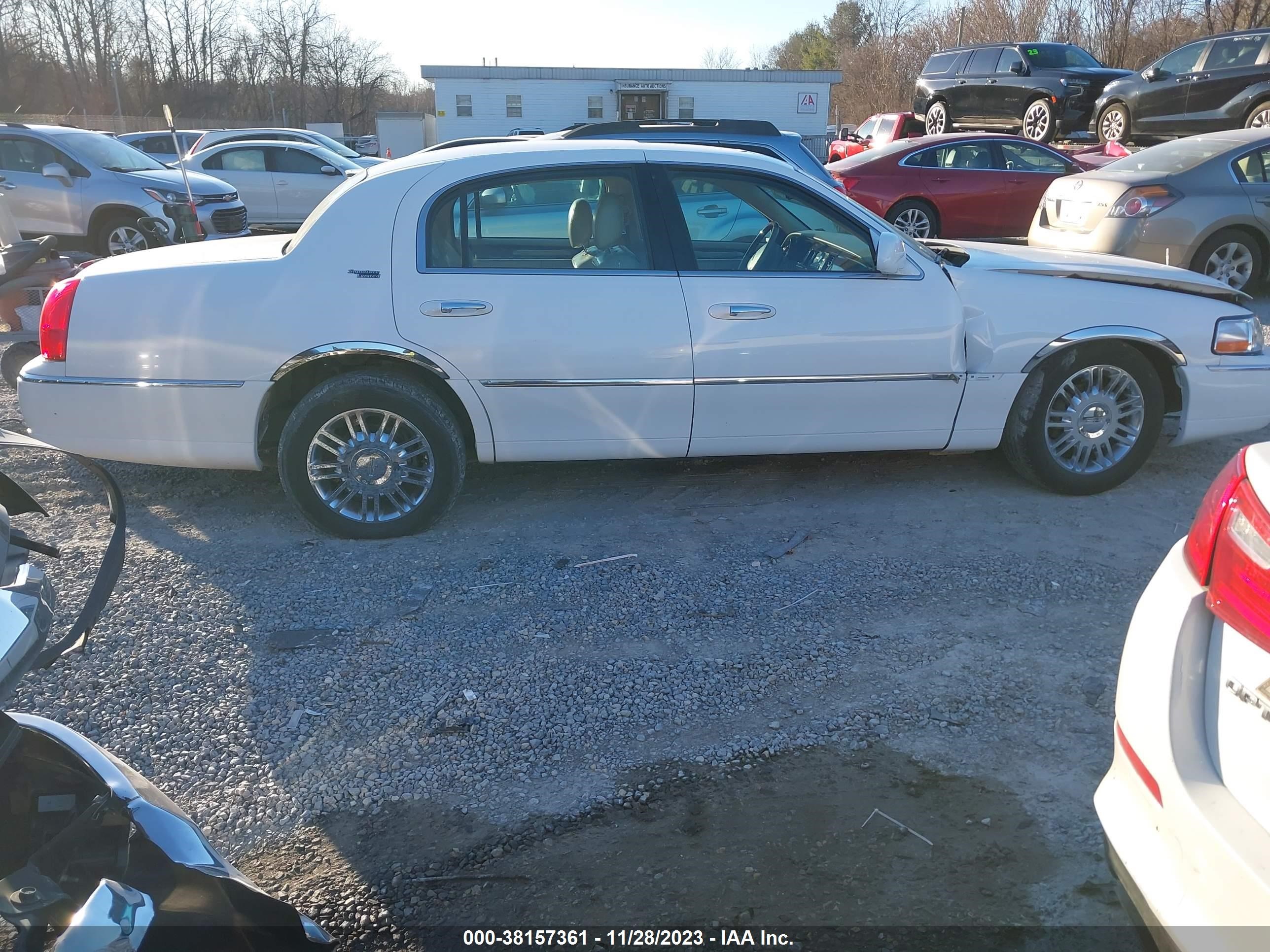 Photo 12 VIN: 1LNHM82V76Y637178 - LINCOLN TOWN CAR 