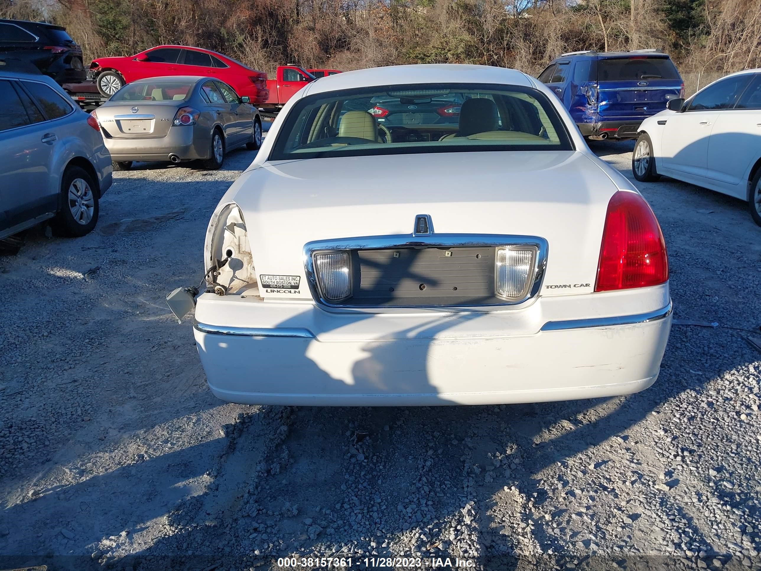 Photo 15 VIN: 1LNHM82V76Y637178 - LINCOLN TOWN CAR 