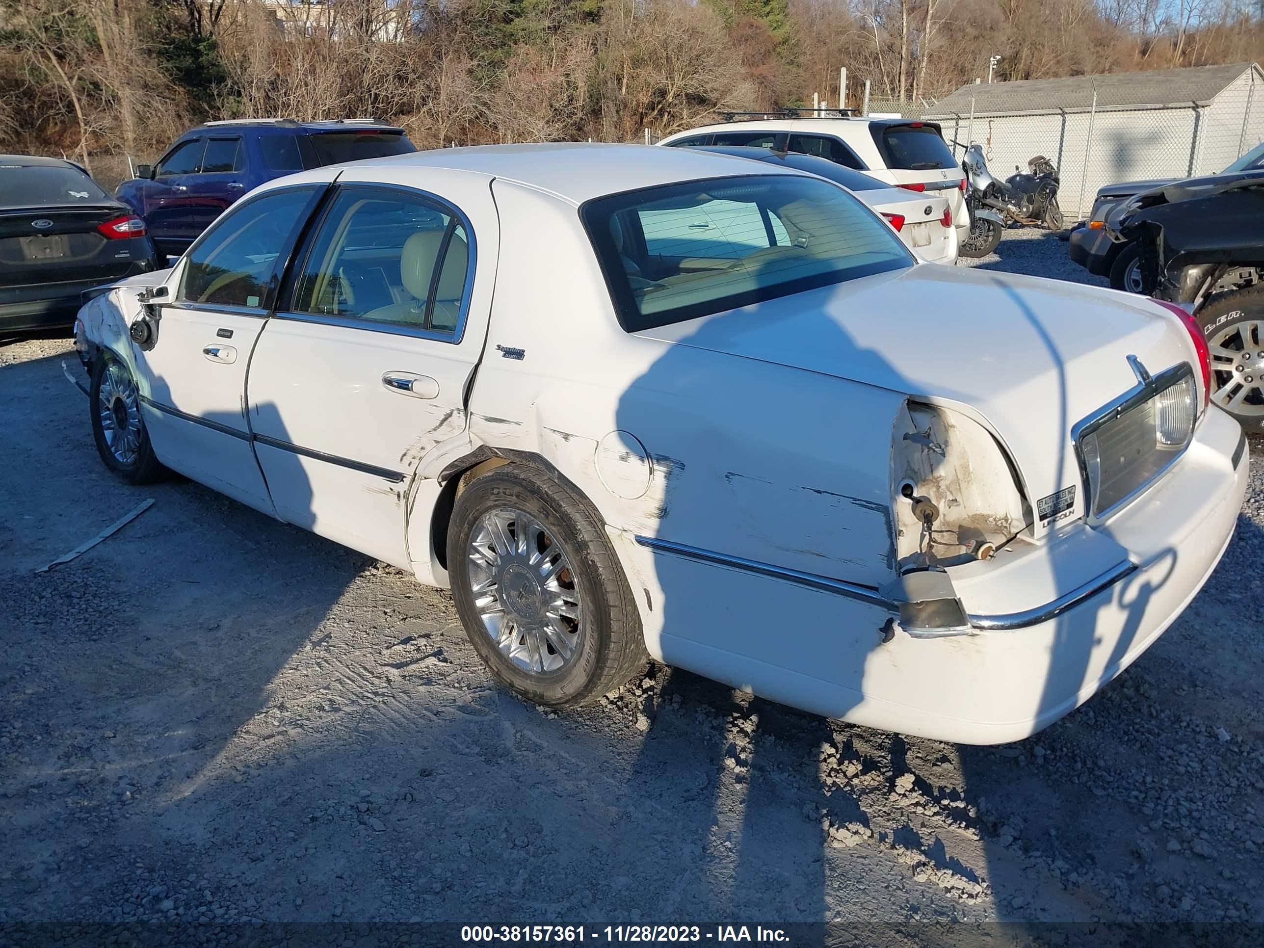 Photo 2 VIN: 1LNHM82V76Y637178 - LINCOLN TOWN CAR 