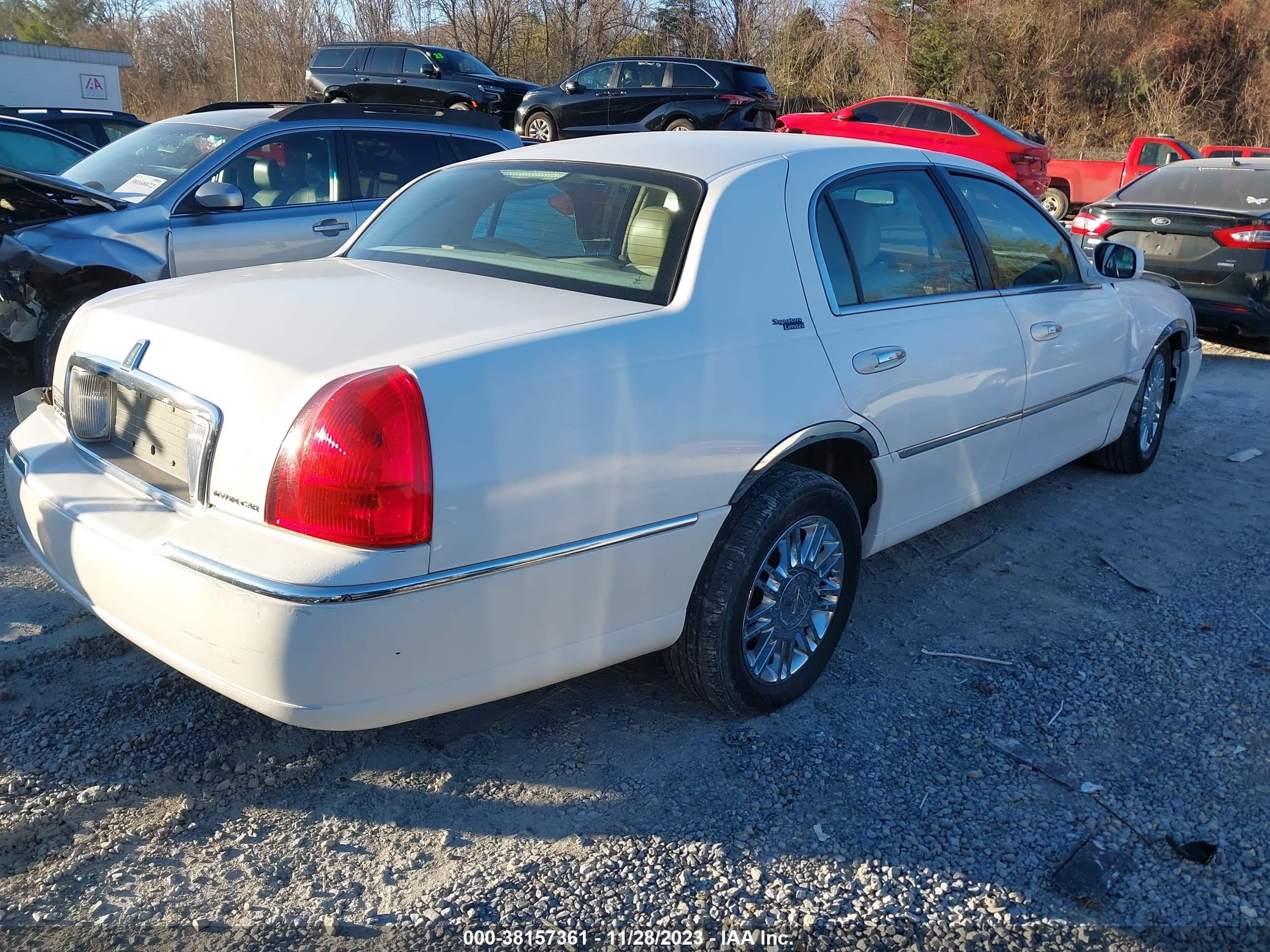 Photo 3 VIN: 1LNHM82V76Y637178 - LINCOLN TOWN CAR 