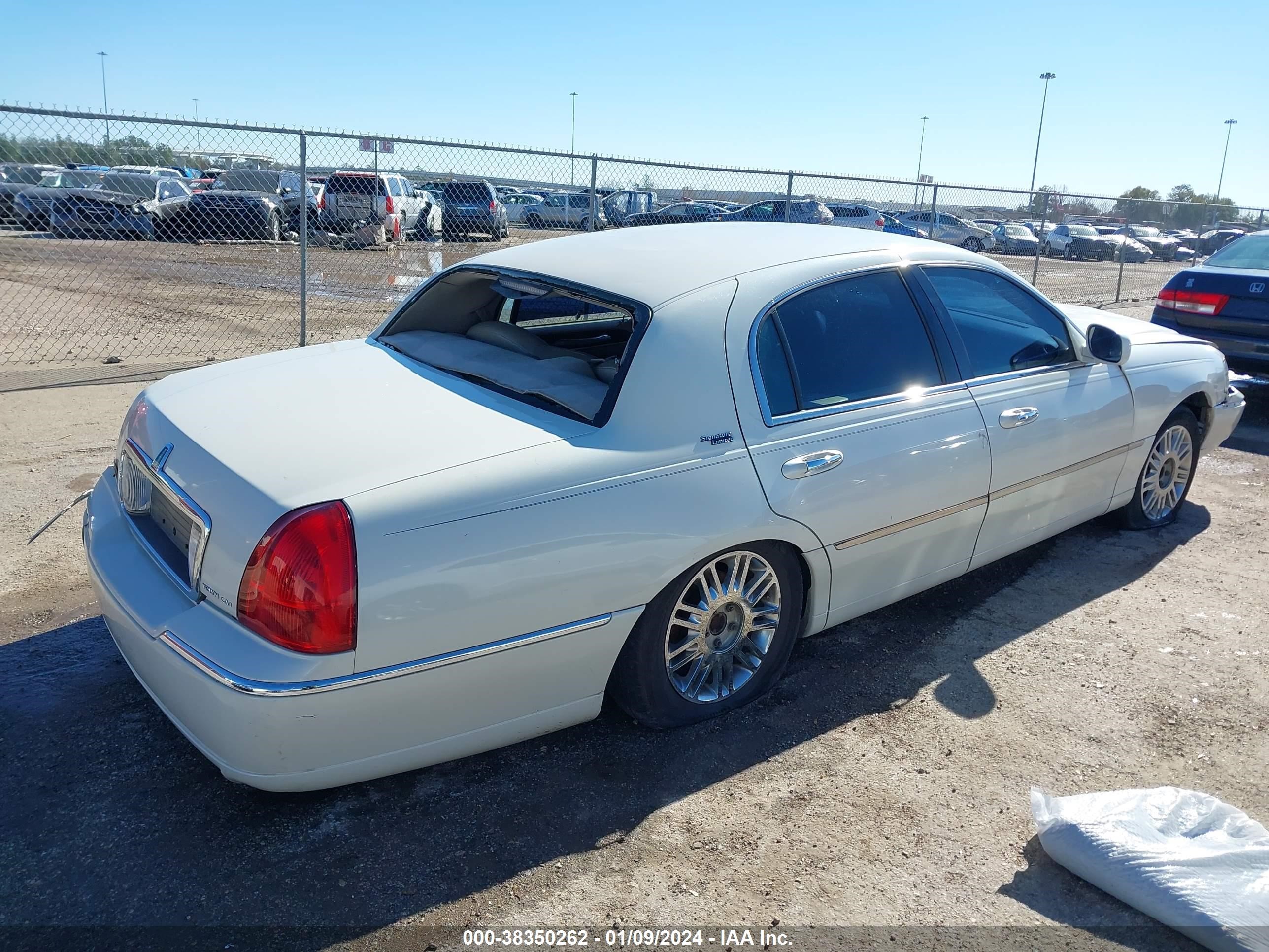 Photo 3 VIN: 1LNHM82V96Y610922 - LINCOLN TOWN CAR 