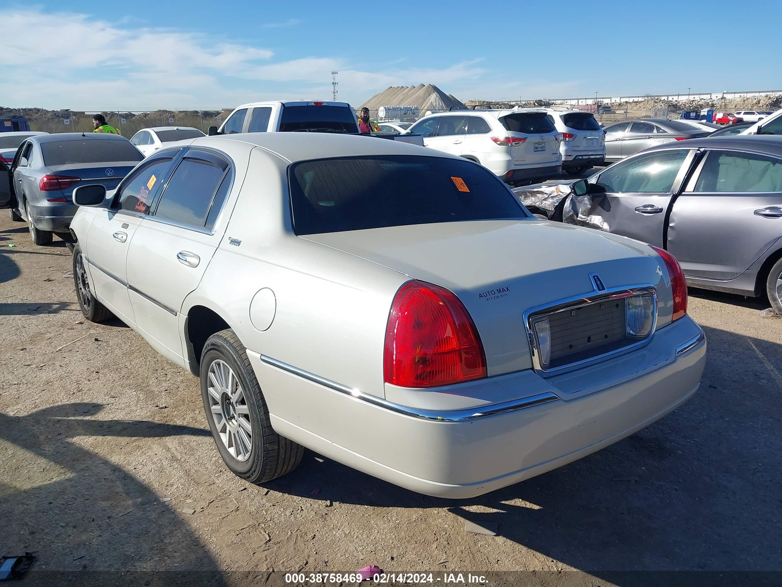 Photo 2 VIN: 1LNHM82V97Y612994 - LINCOLN TOWN CAR 