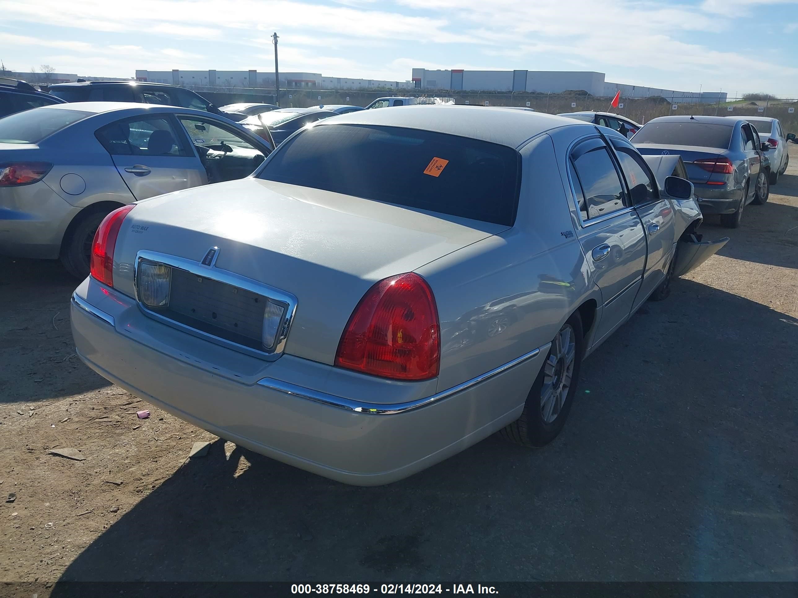 Photo 3 VIN: 1LNHM82V97Y612994 - LINCOLN TOWN CAR 