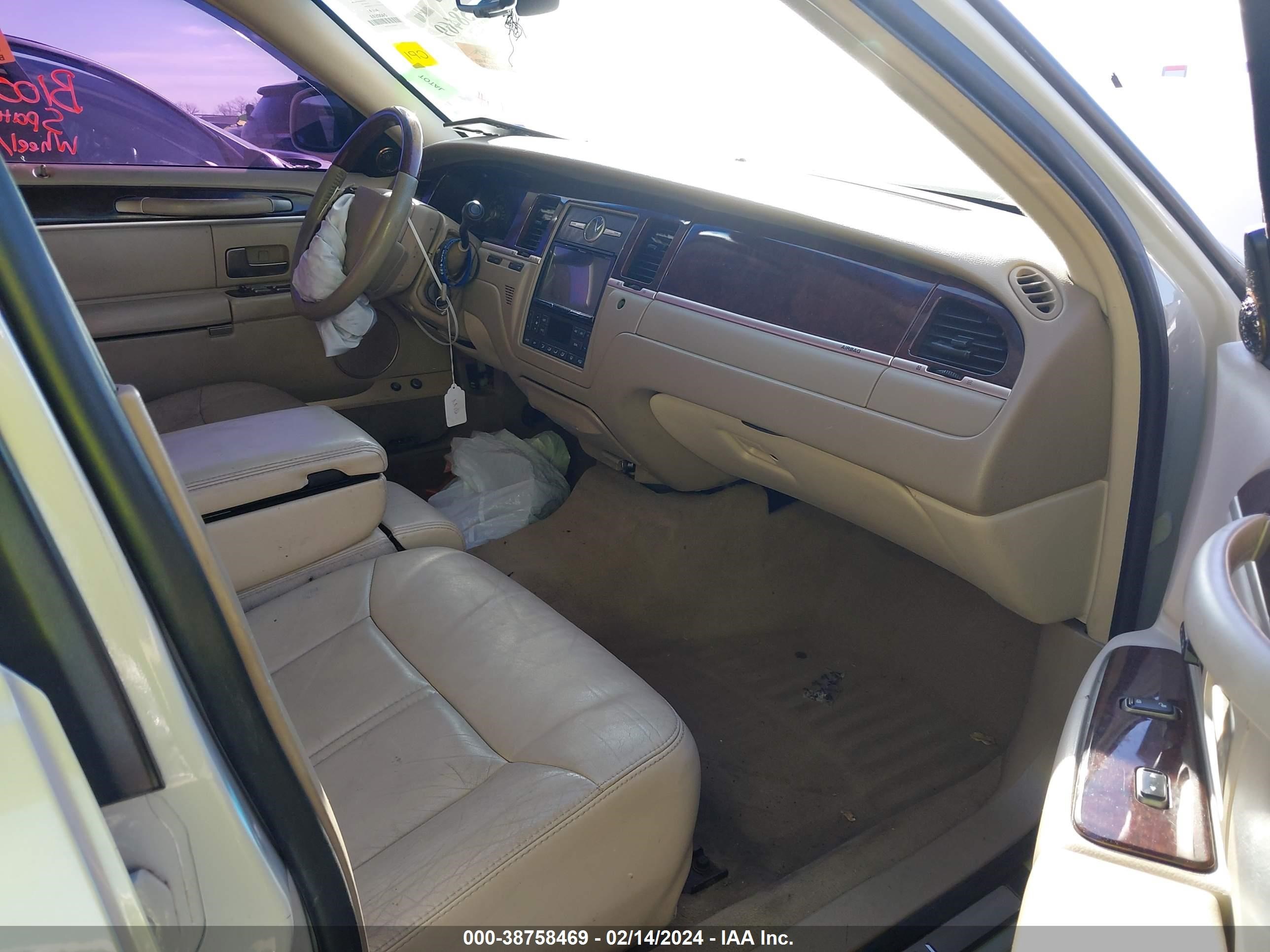 Photo 4 VIN: 1LNHM82V97Y612994 - LINCOLN TOWN CAR 