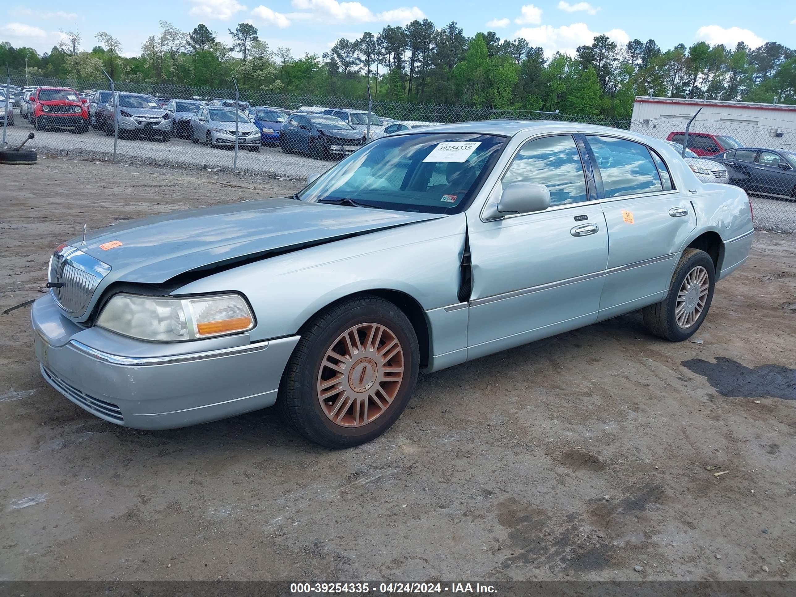 Photo 1 VIN: 1LNHM82VX7Y629111 - LINCOLN TOWN CAR 