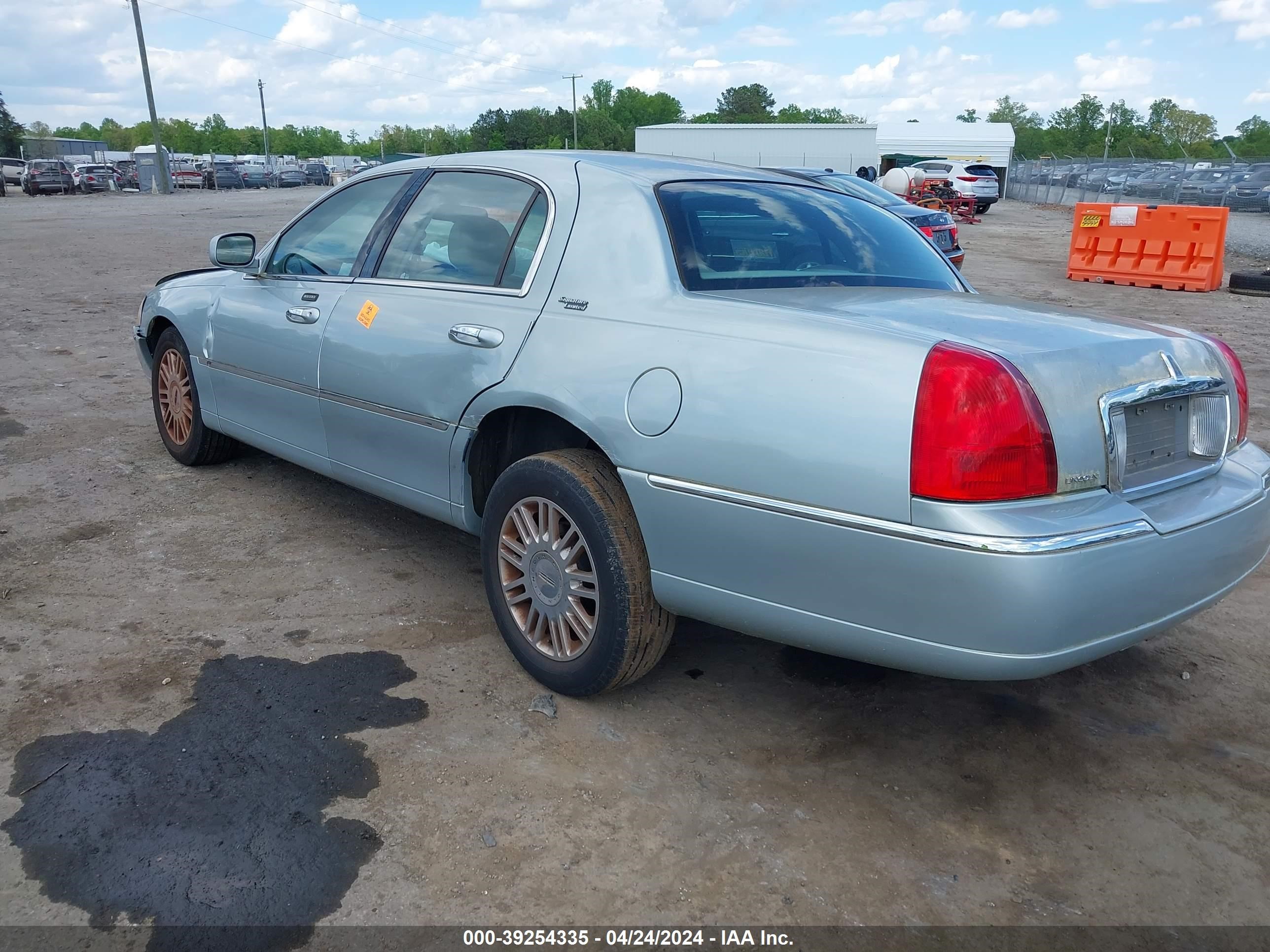 Photo 2 VIN: 1LNHM82VX7Y629111 - LINCOLN TOWN CAR 