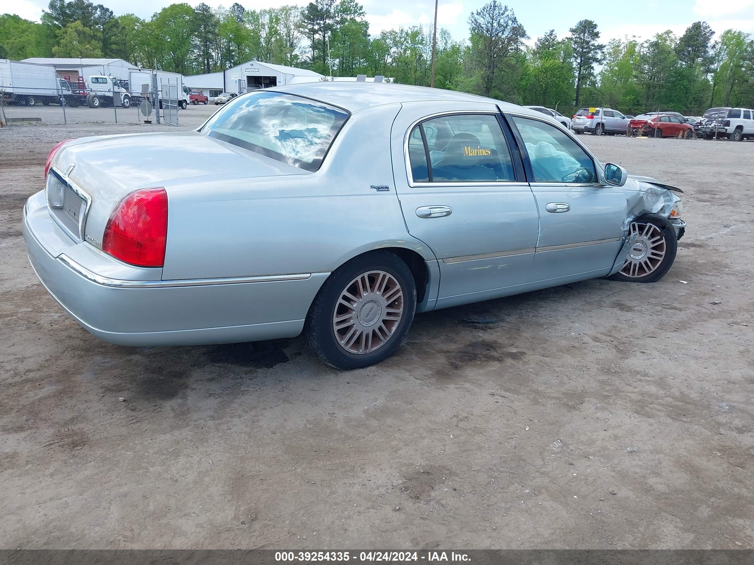 Photo 3 VIN: 1LNHM82VX7Y629111 - LINCOLN TOWN CAR 