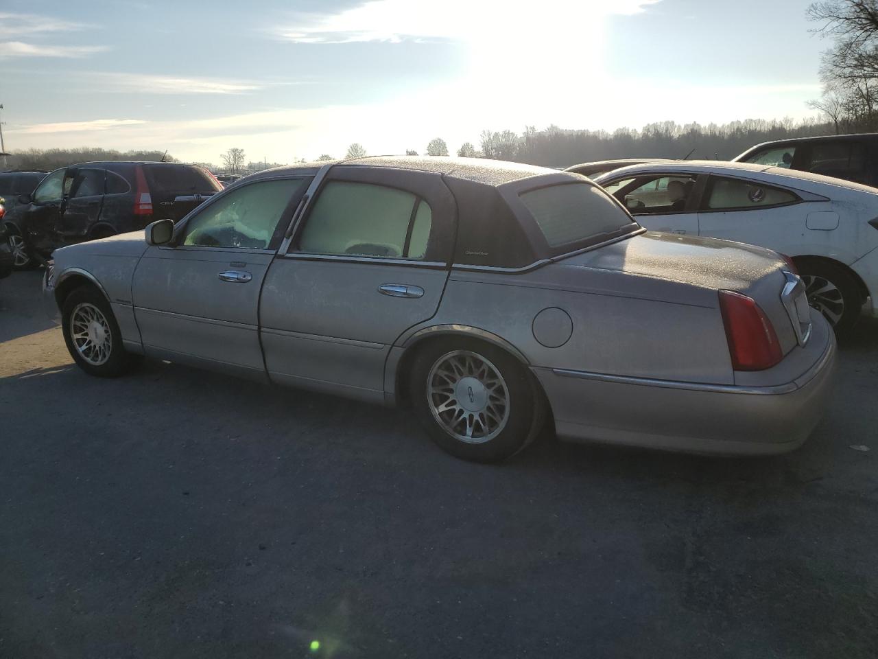 Photo 1 VIN: 1LNHM82W01Y610695 - LINCOLN TOWN CAR 