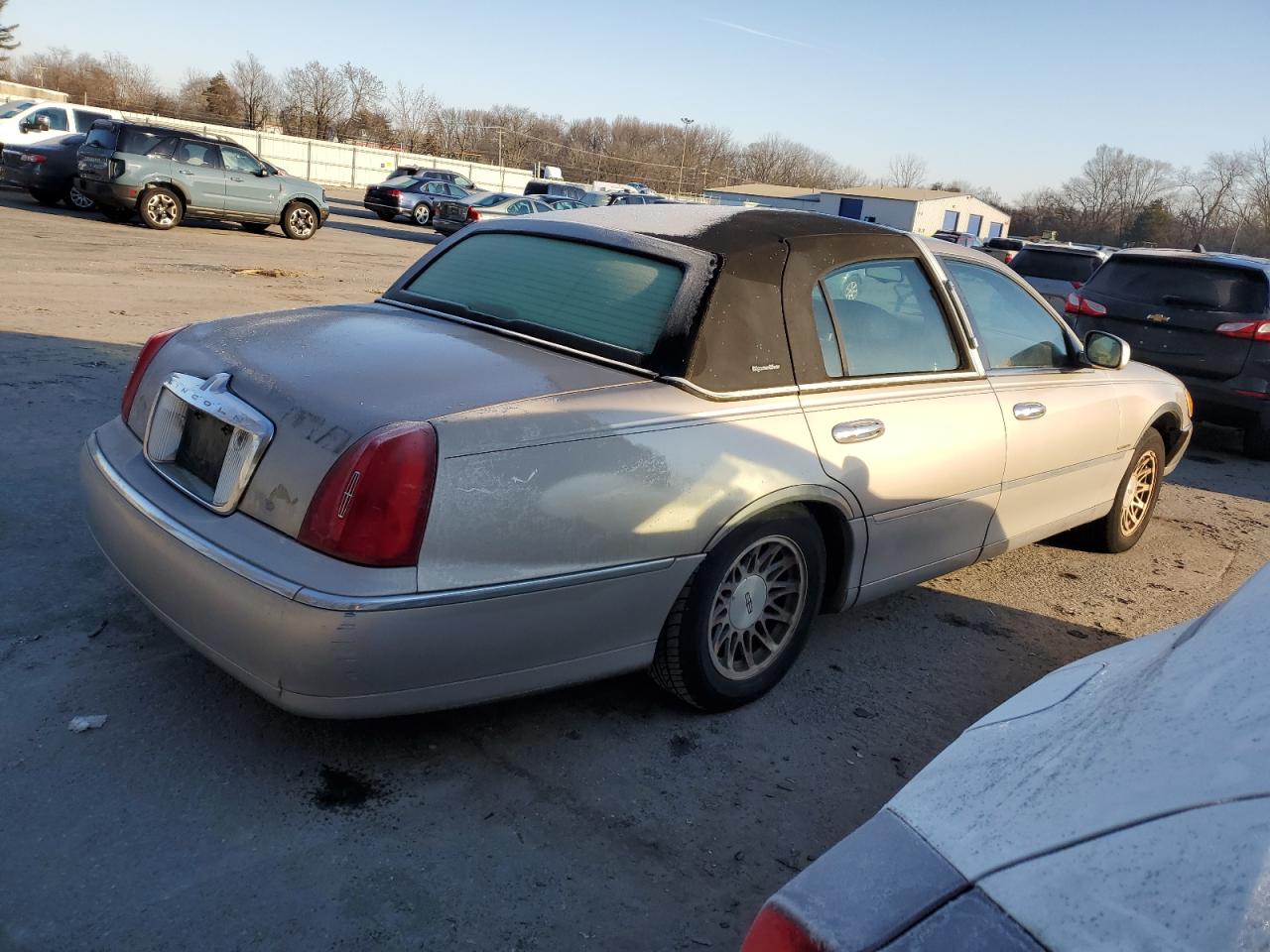 Photo 2 VIN: 1LNHM82W01Y610695 - LINCOLN TOWN CAR 