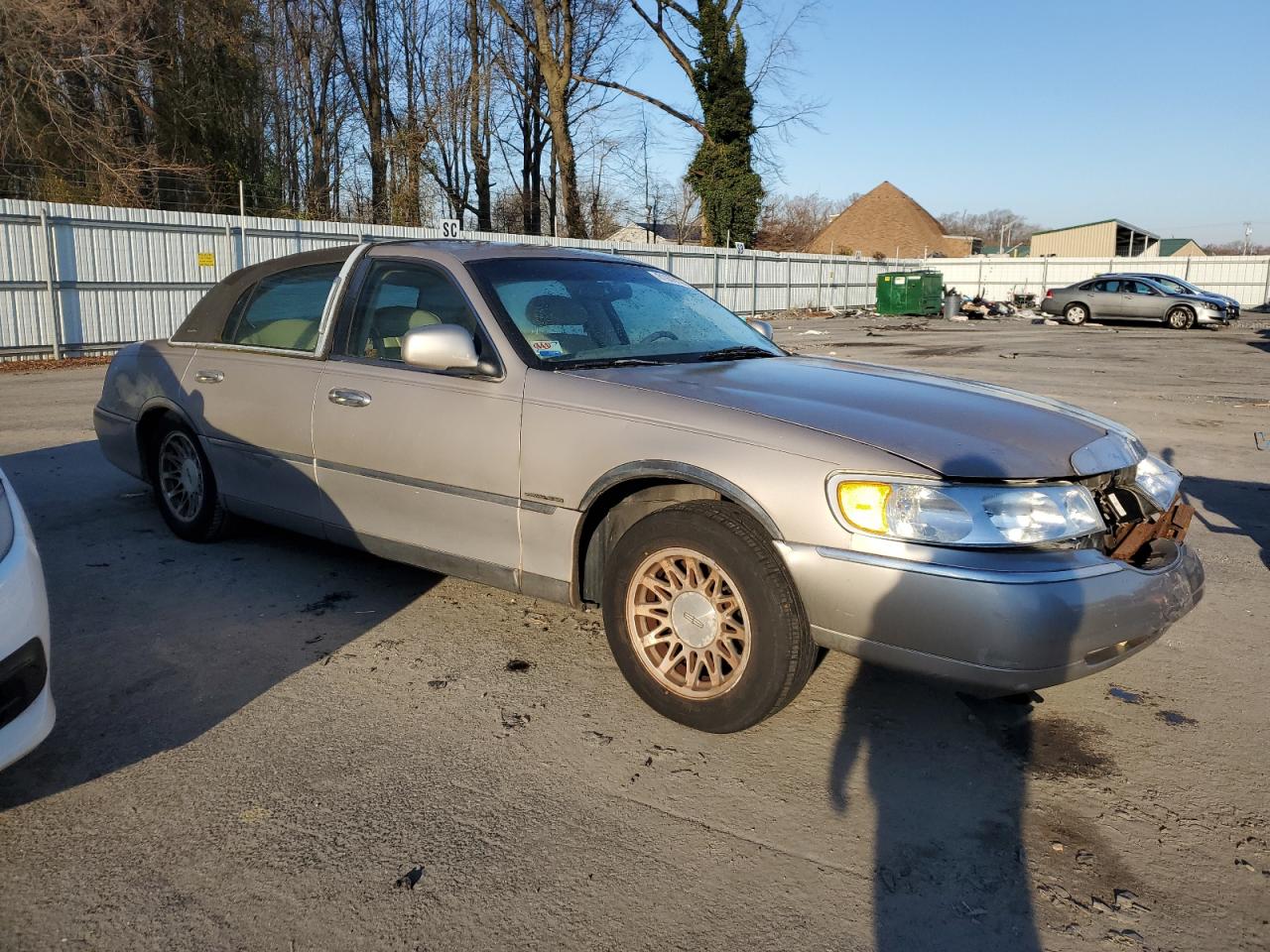 Photo 3 VIN: 1LNHM82W01Y610695 - LINCOLN TOWN CAR 